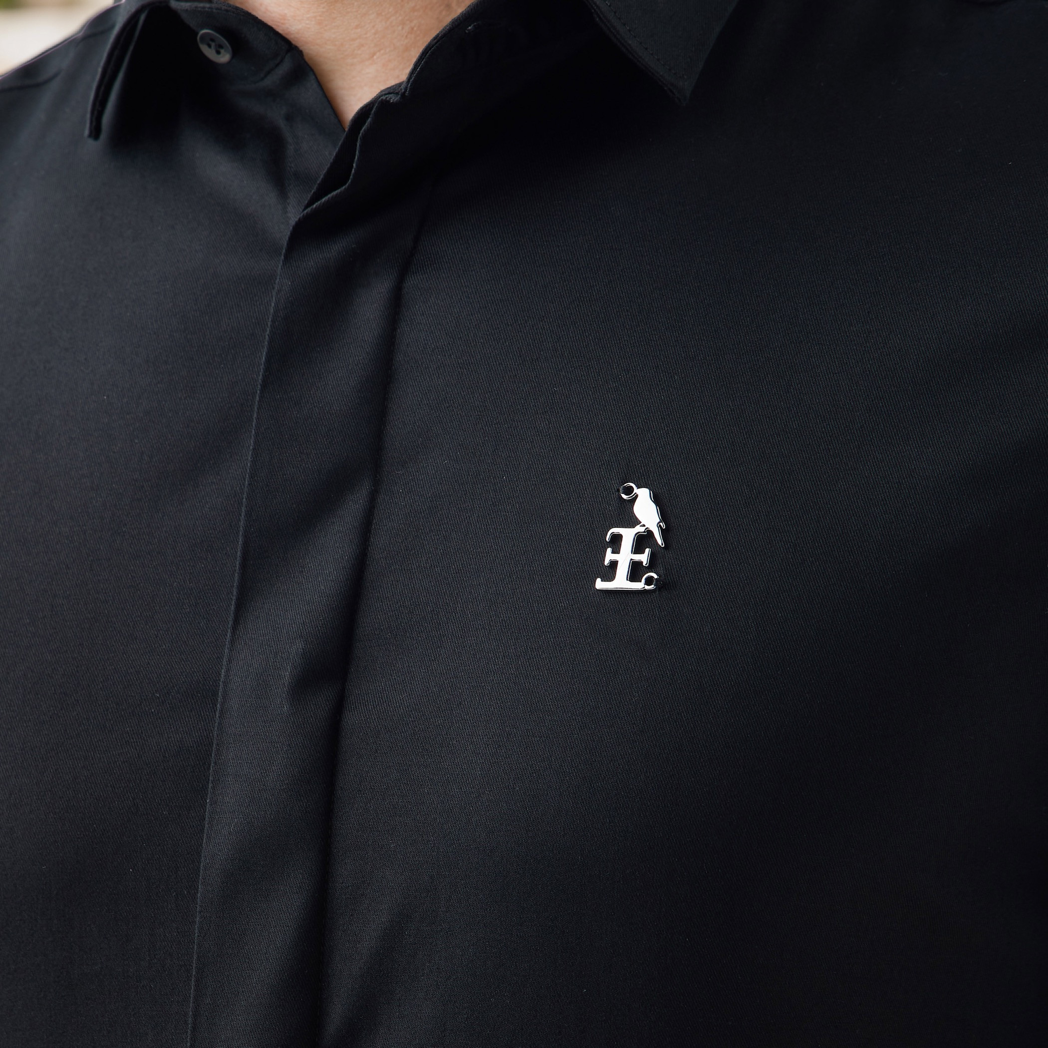 قميص بقصّة عادية وأكمام طويلة وتفاصيل الشعار من إمبيرور-men-clothing-shirts-image-10