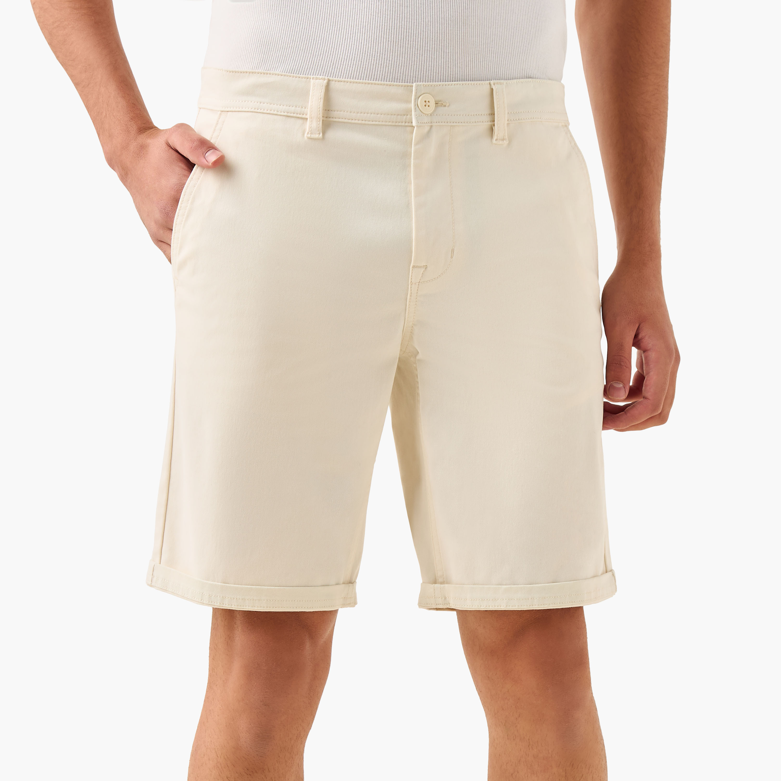 شورت سادة بخصر متوسط الارتفاع وزر إغلاق وجيوب-men-clothing-bottoms-shorts-image-1