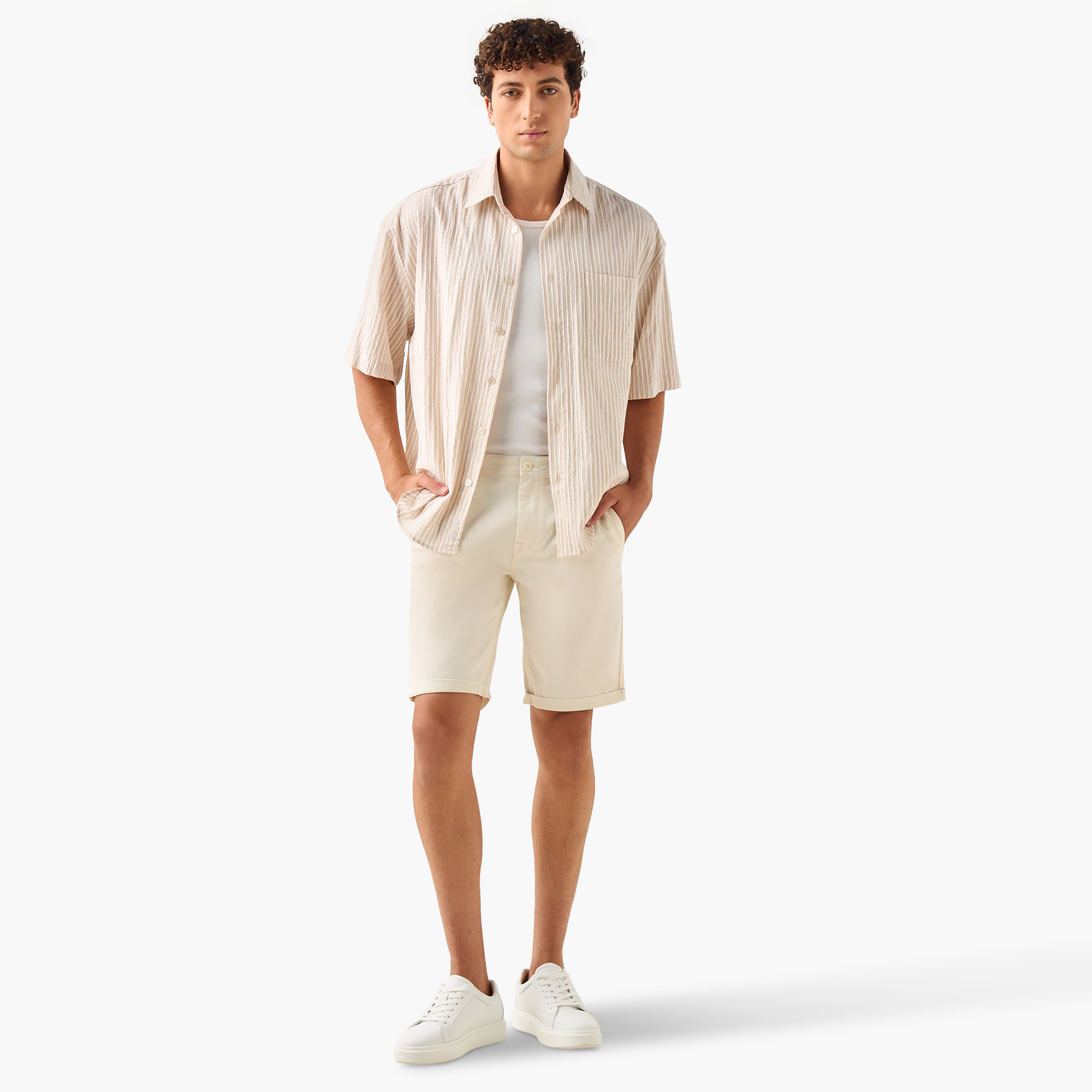 شورت سادة بخصر متوسط الارتفاع وزر إغلاق وجيوب-men-clothing-bottoms-shorts-image-2