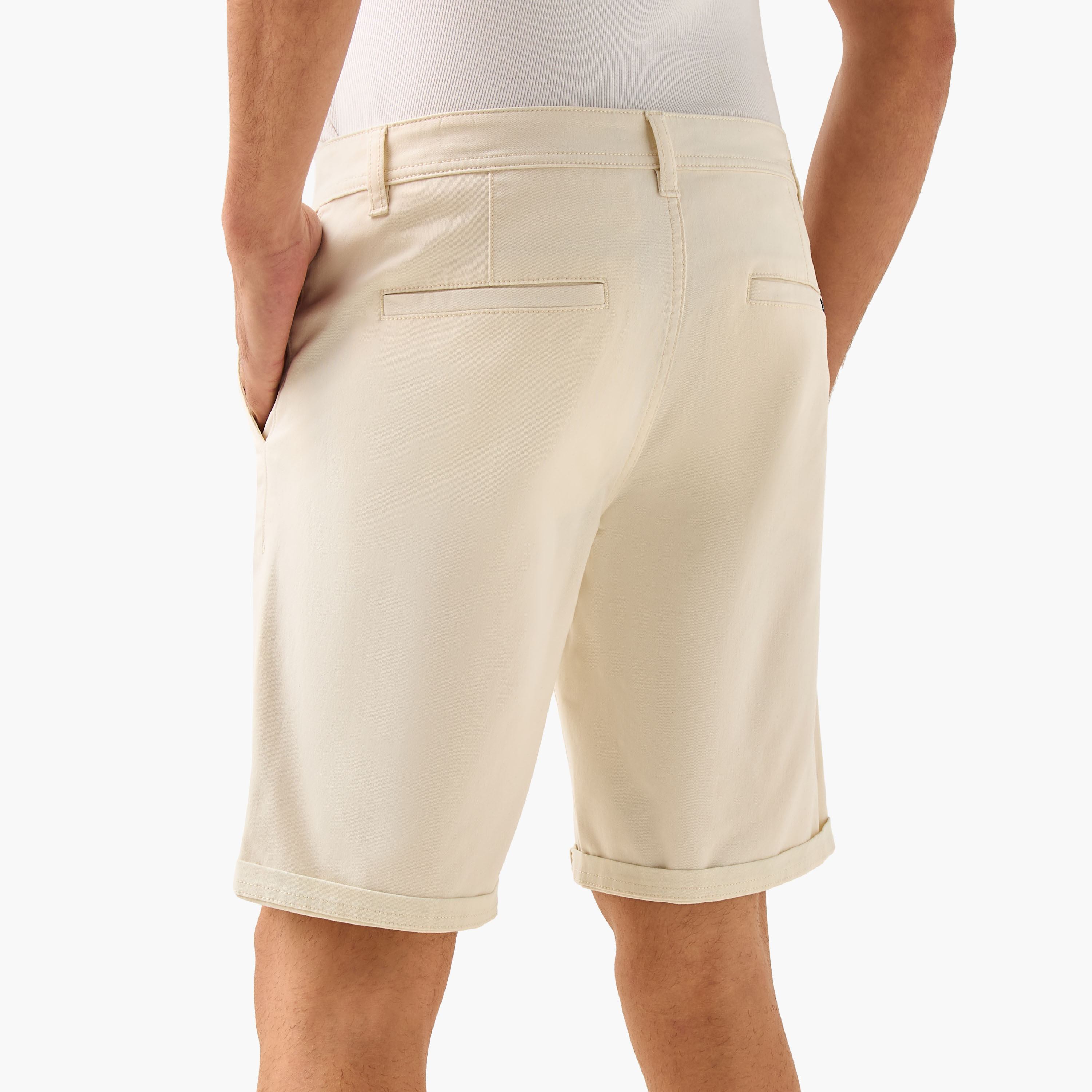 شورت سادة بخصر متوسط الارتفاع وزر إغلاق وجيوب-men-clothing-bottoms-shorts-image-3