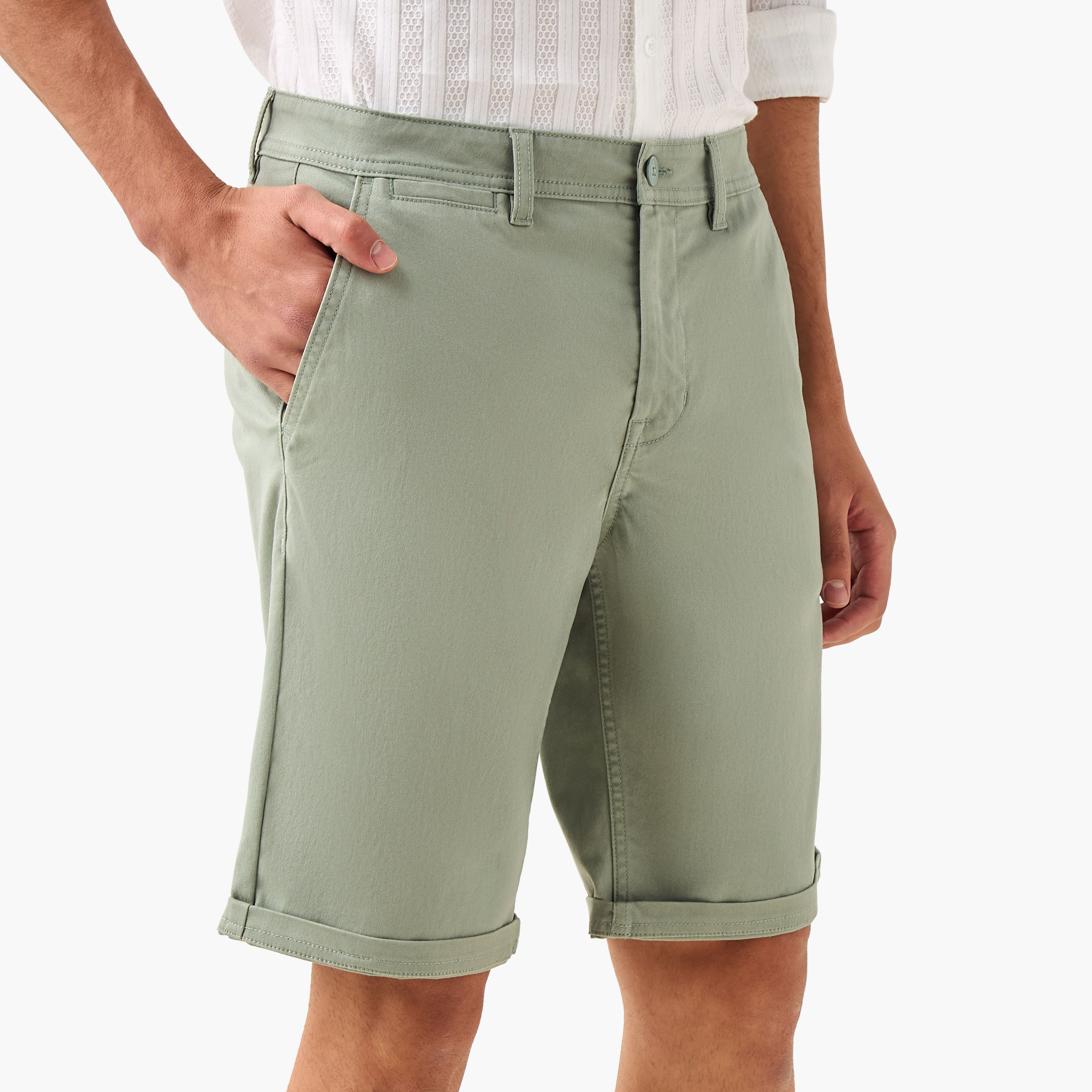 شورت سادة بخصر متوسط الارتفاع وزر إغلاق وجيوب-men-clothing-bottoms-shorts-image-1