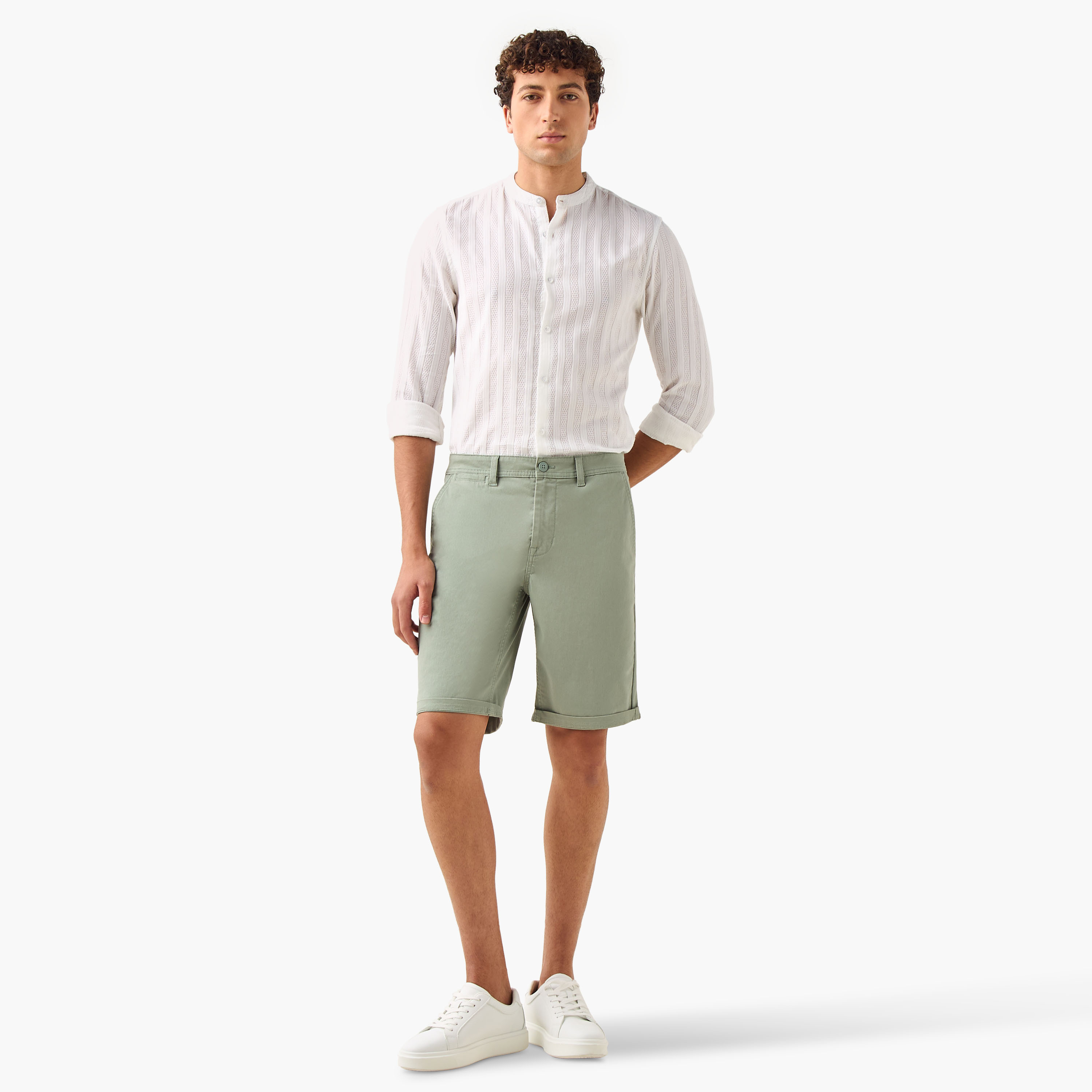 شورت سادة بخصر متوسط الارتفاع وزر إغلاق وجيوب-men-clothing-bottoms-shorts-image-2