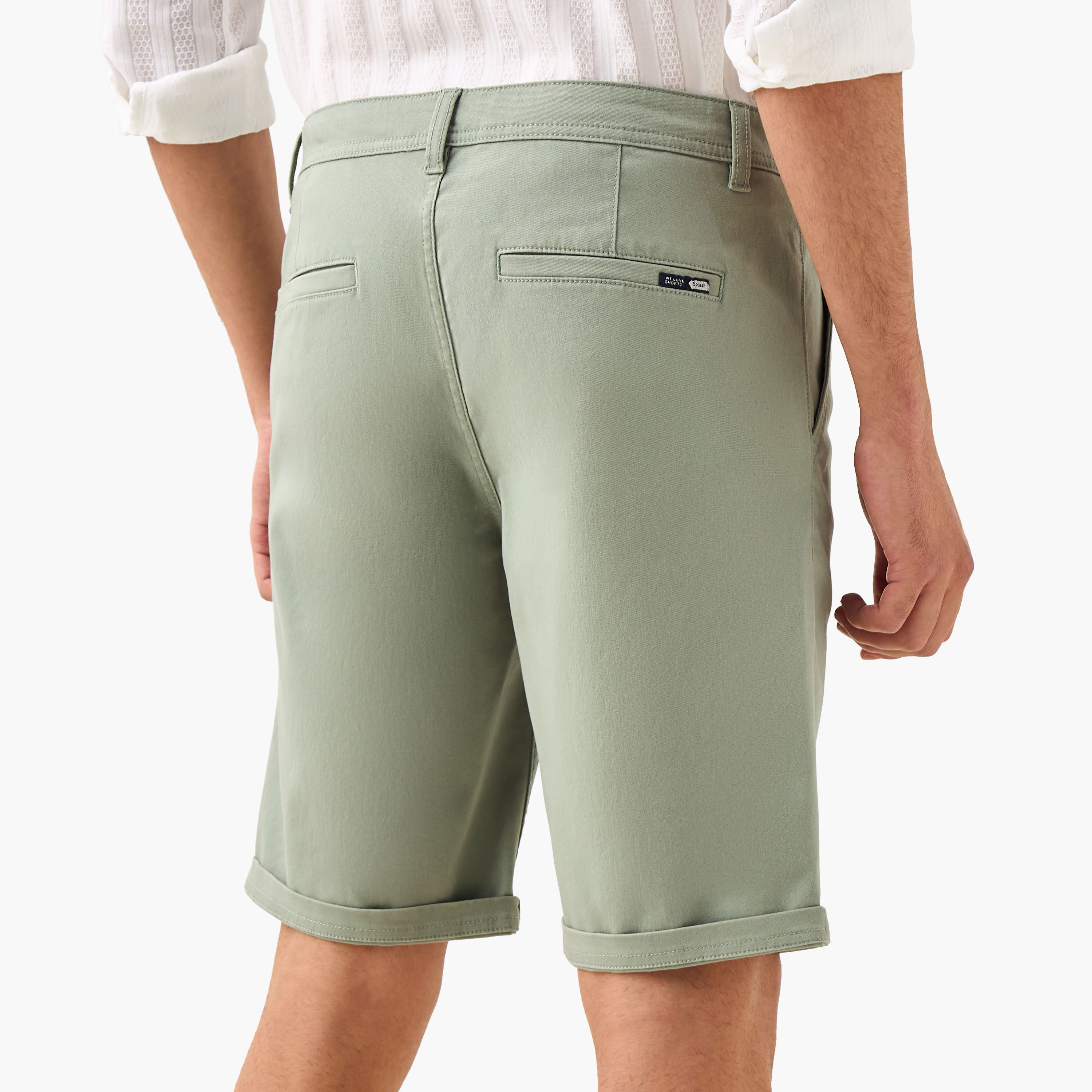 شورت سادة بخصر متوسط الارتفاع وزر إغلاق وجيوب-men-clothing-bottoms-shorts-image-3