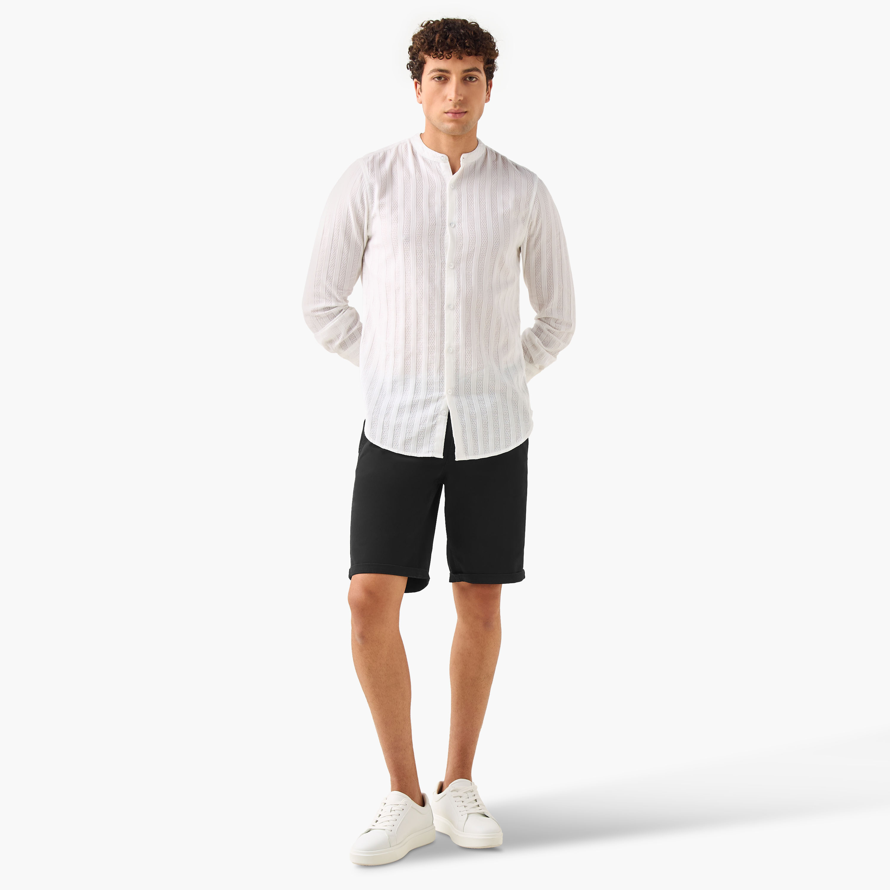 شورت سادة بخصر متوسط الارتفاع وزر إغلاق وجيوب-men-clothing-bottoms-shorts-image-2