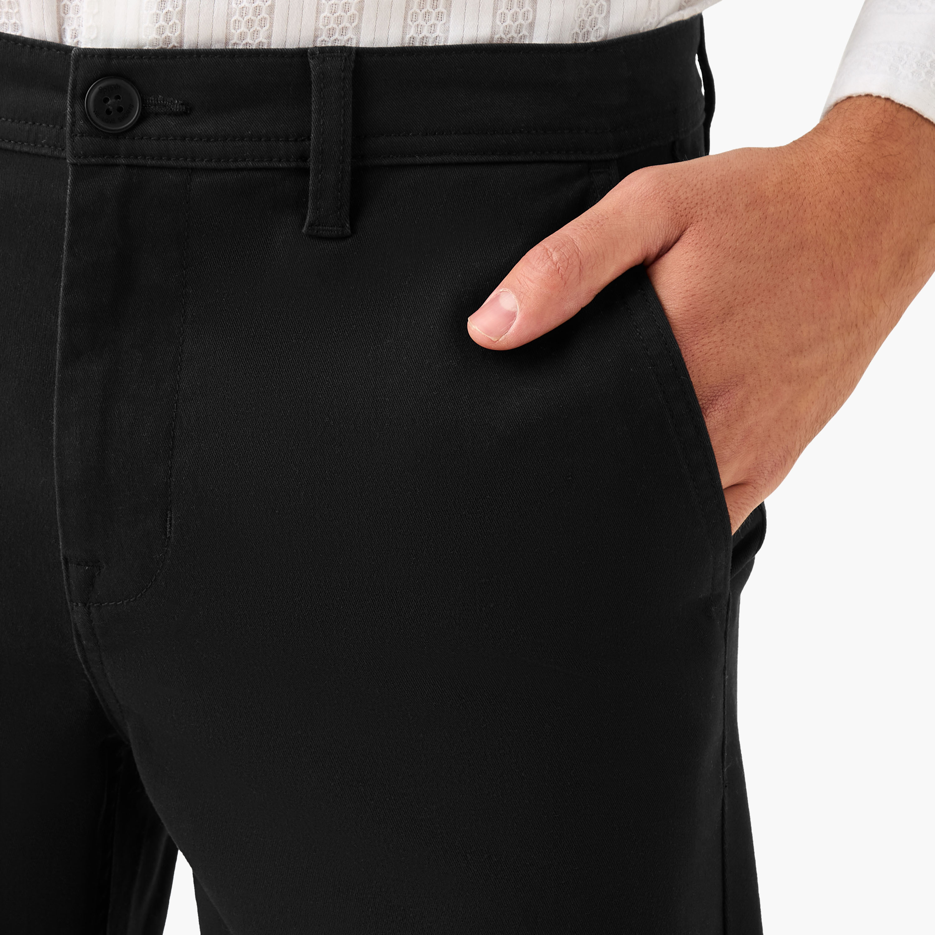 شورت سادة بخصر متوسط الارتفاع وزر إغلاق وجيوب-men-clothing-bottoms-shorts-image-4