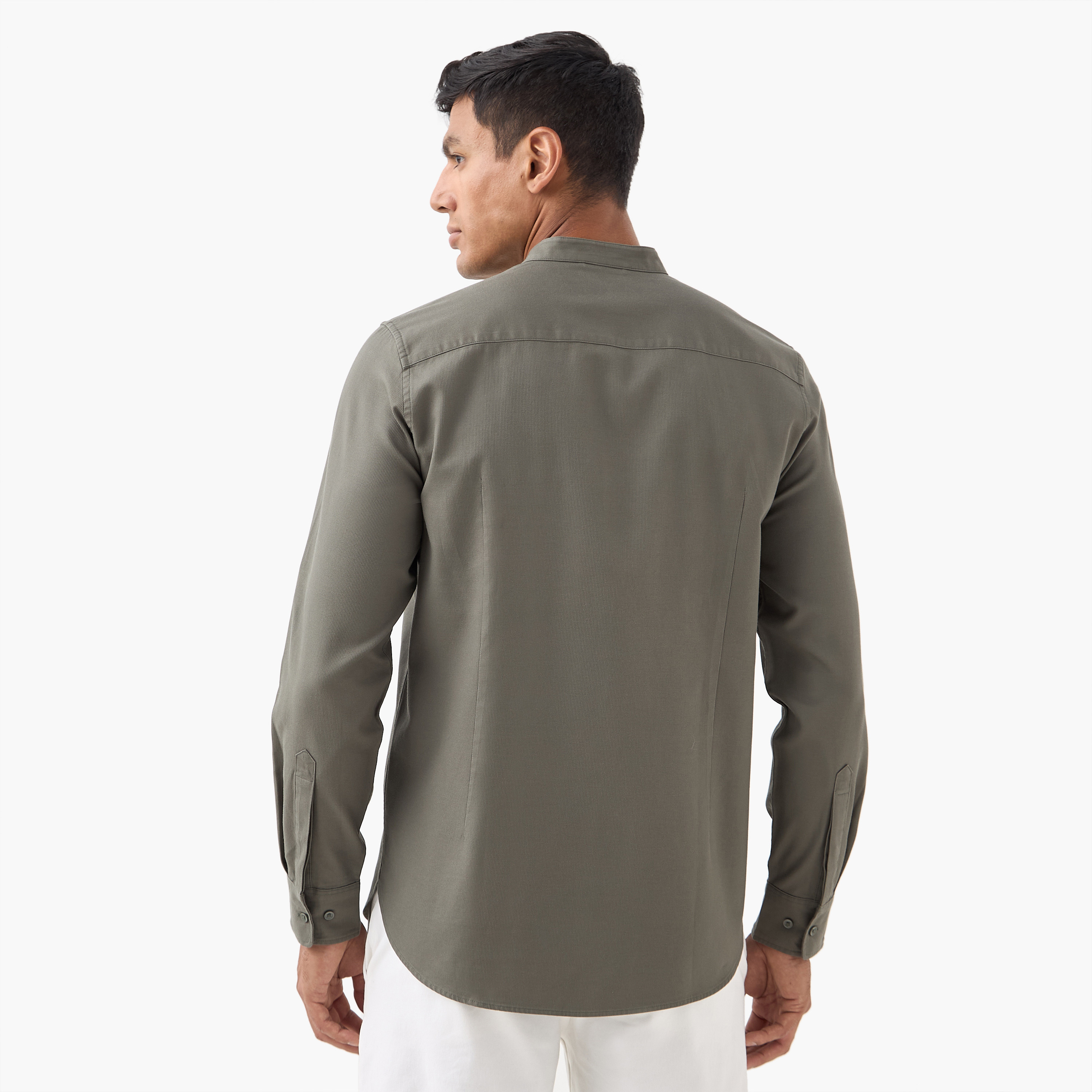 قميص بقصة عادية وياقة ماندارين وأكمام طويلة-men-clothing-shirts-image-3