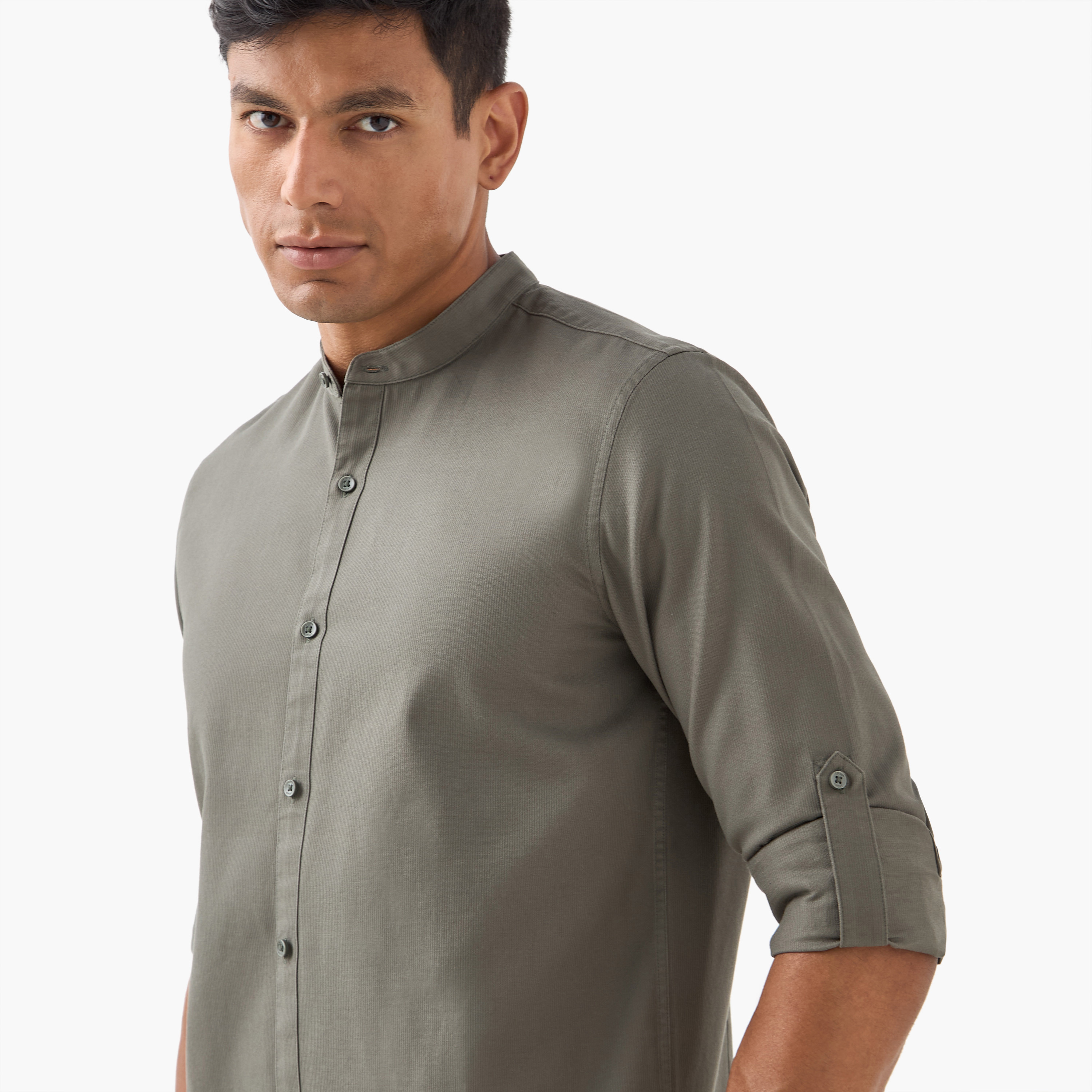 قميص بقصة عادية وياقة ماندارين وأكمام طويلة-men-clothing-shirts-image-4