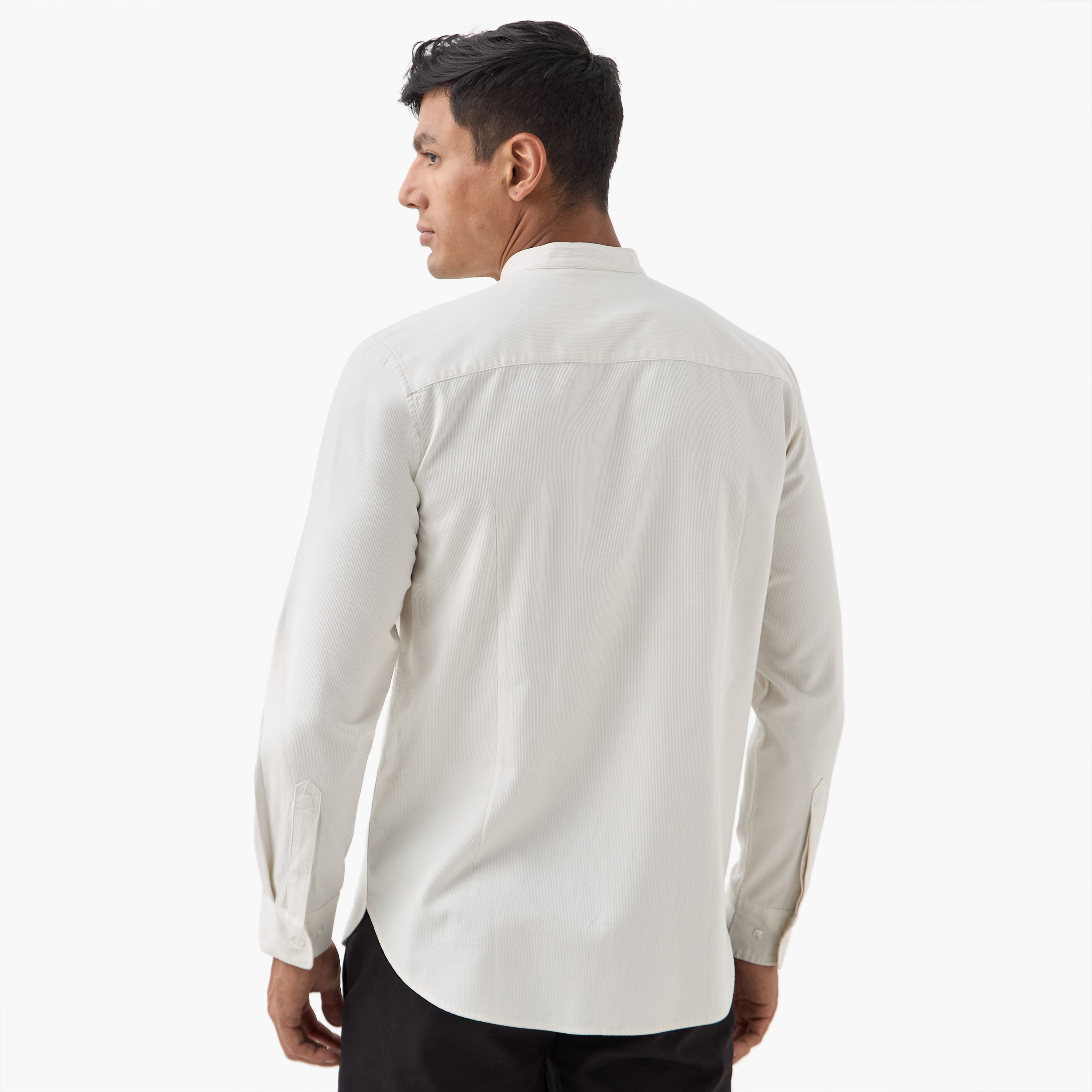 قميص بقصة عادية وياقة ماندارين وأكمام طويلة-men-clothing-shirts-image-38