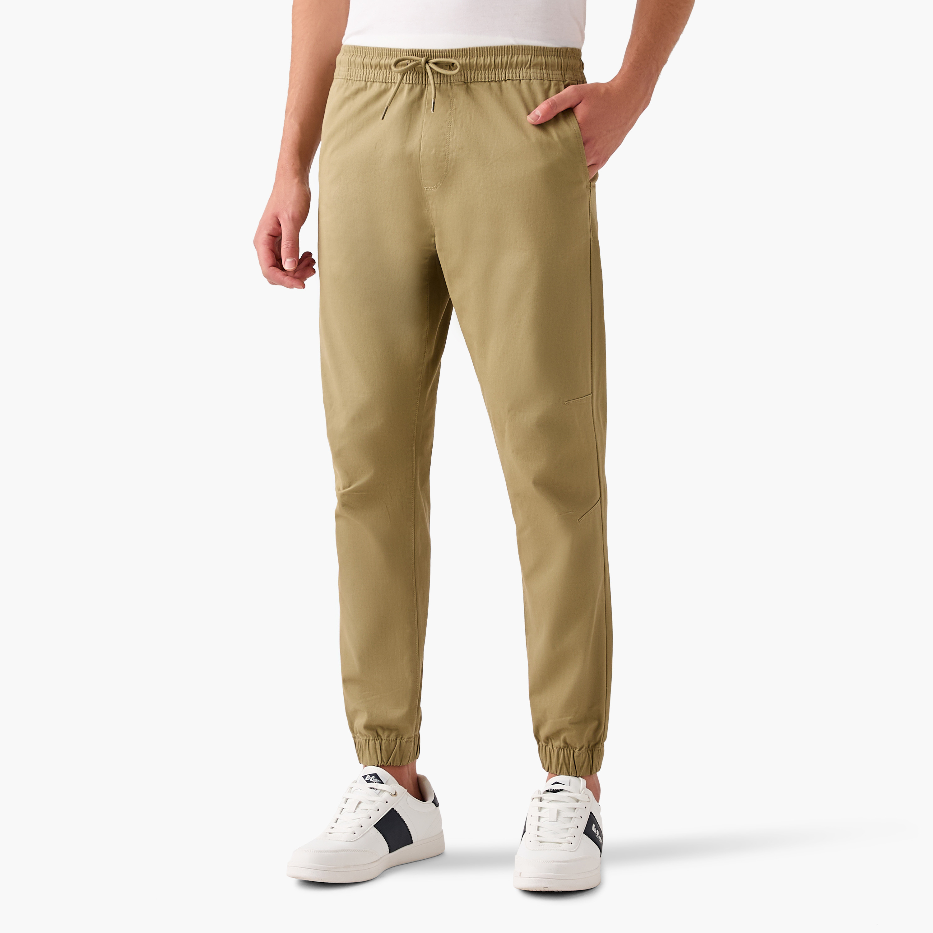 بنطلون رياضي بقصّة سليم وخصر مطاطي وجيوب-men-clothing-bottoms-joggers-image-1