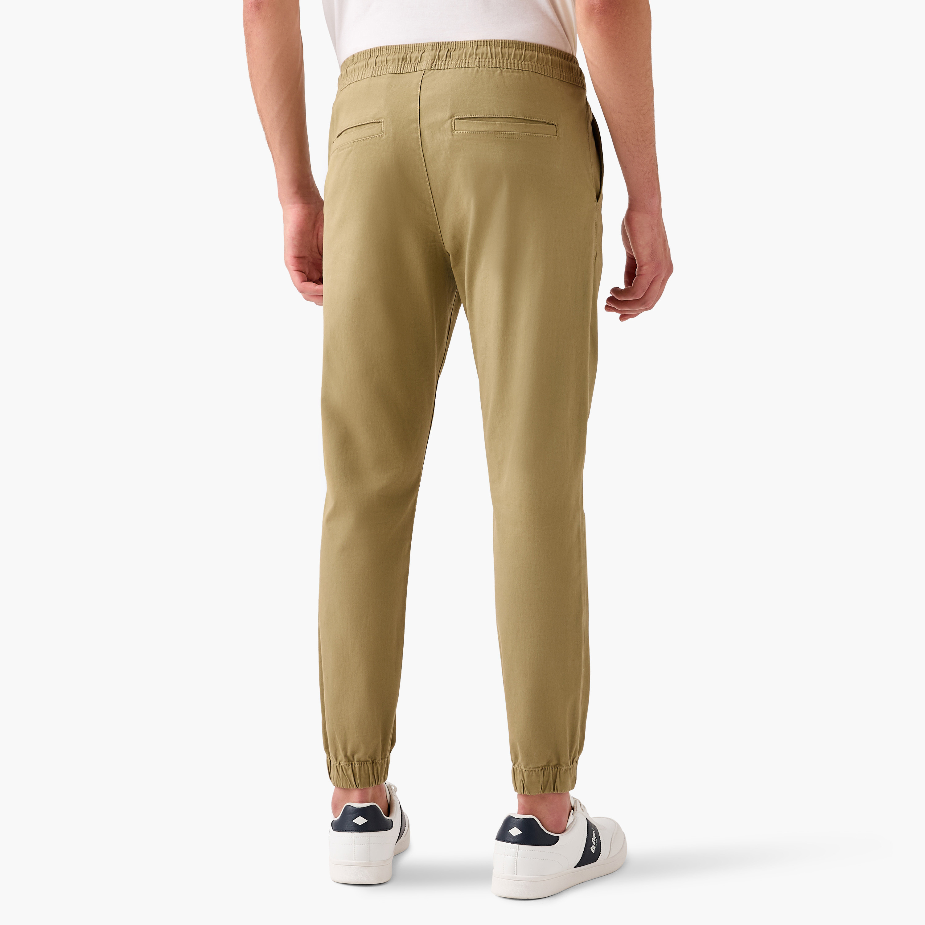 بنطلون رياضي بقصّة سليم وخصر مطاطي وجيوب-men-clothing-bottoms-joggers-image-3