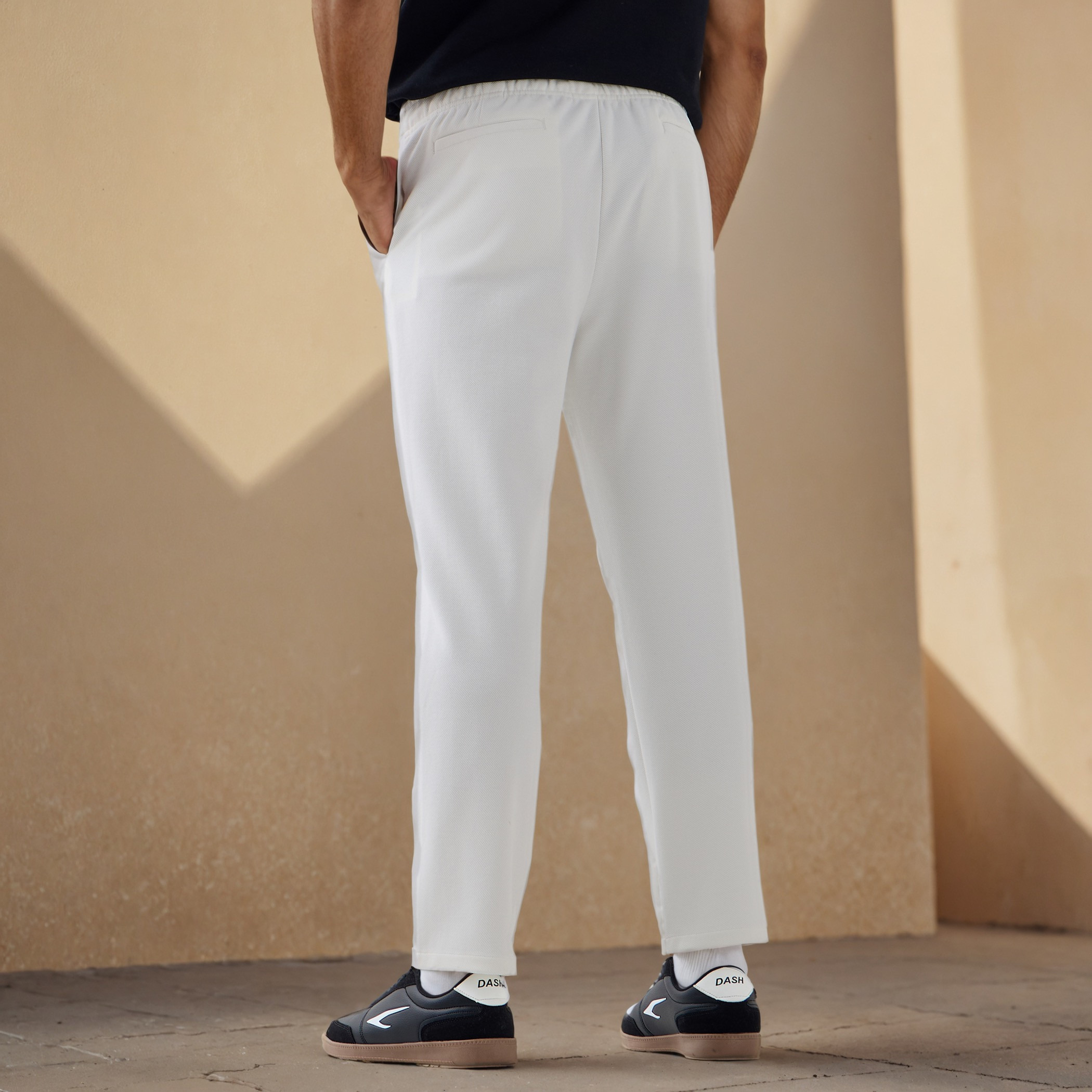 بنطلون بقصّة عادية وخصر مطاطي وجيوب-men-clothing-bottoms-trousersandchinos-trousers-image-18