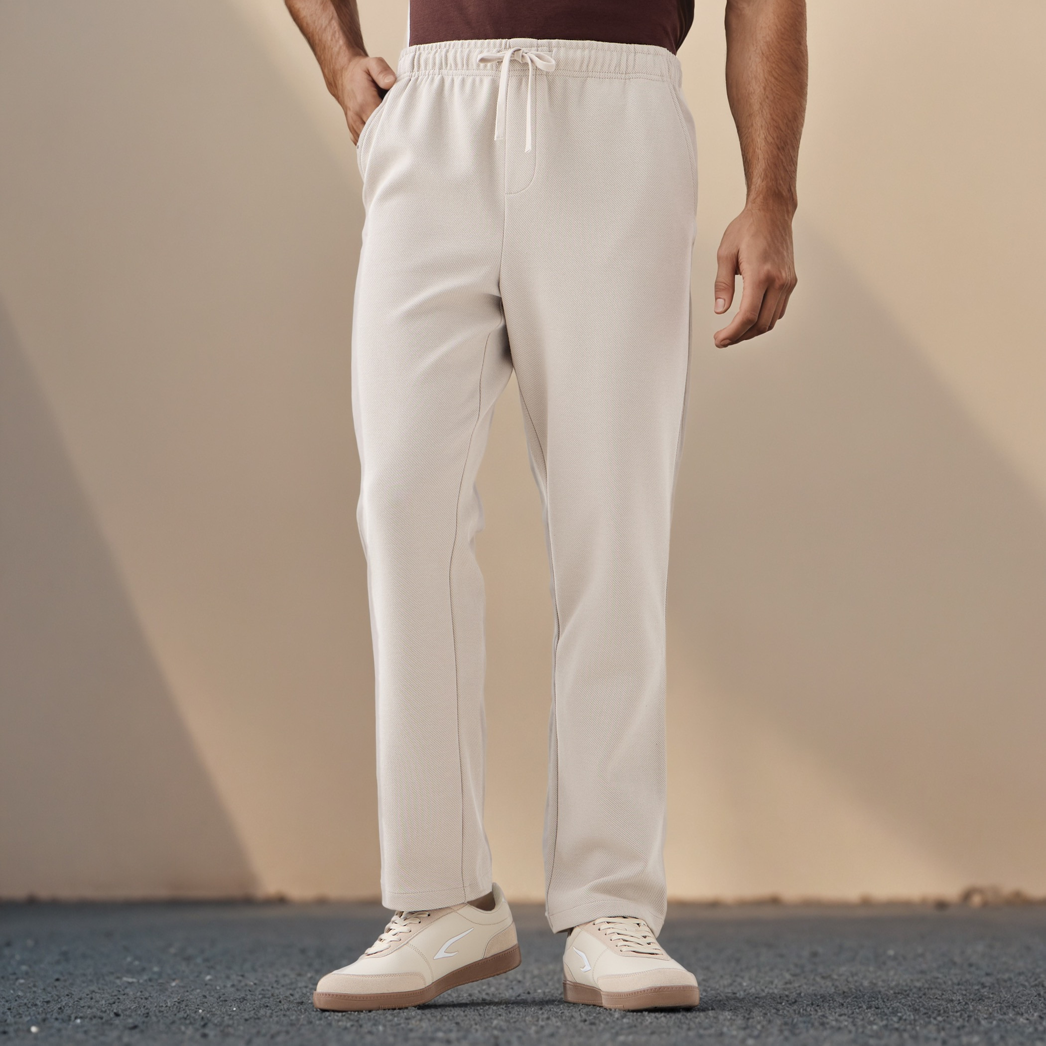بنطلون بقصّة عادية وخصر مطاطي وجيوب-men-clothing-bottoms-trousersandchinos-trousers-image-11