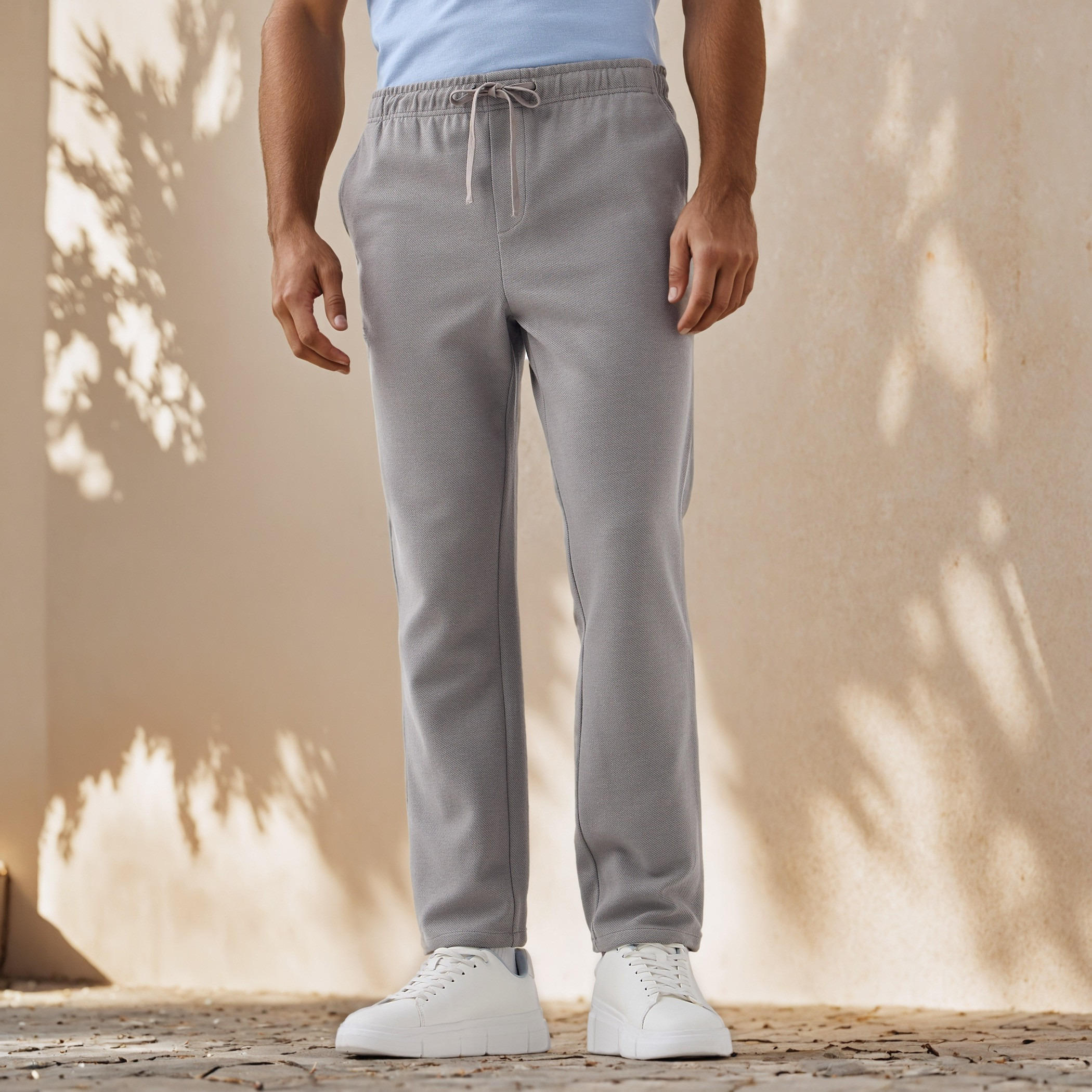 بنطلون بقصّة عادية وخصر مطاطي وجيوب-men-clothing-bottoms-trousersandchinos-trousers-image-1