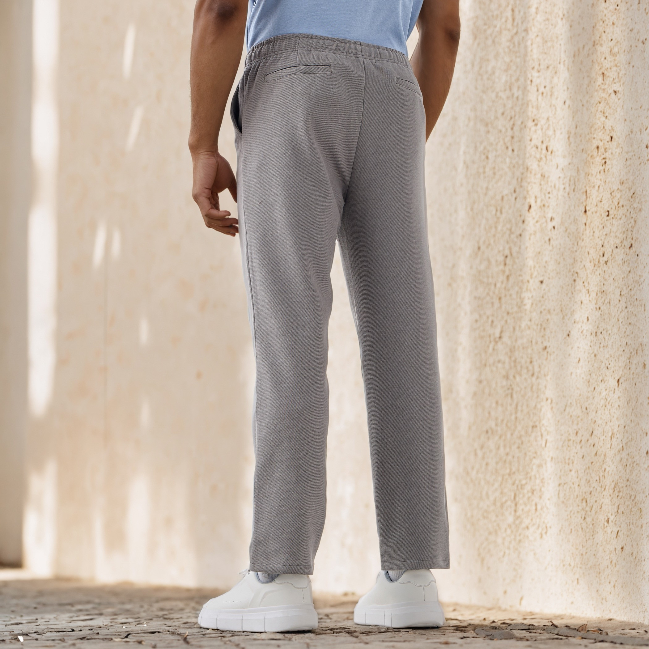 بنطلون بقصّة عادية وخصر مطاطي وجيوب-men-clothing-bottoms-trousersandchinos-trousers-image-3