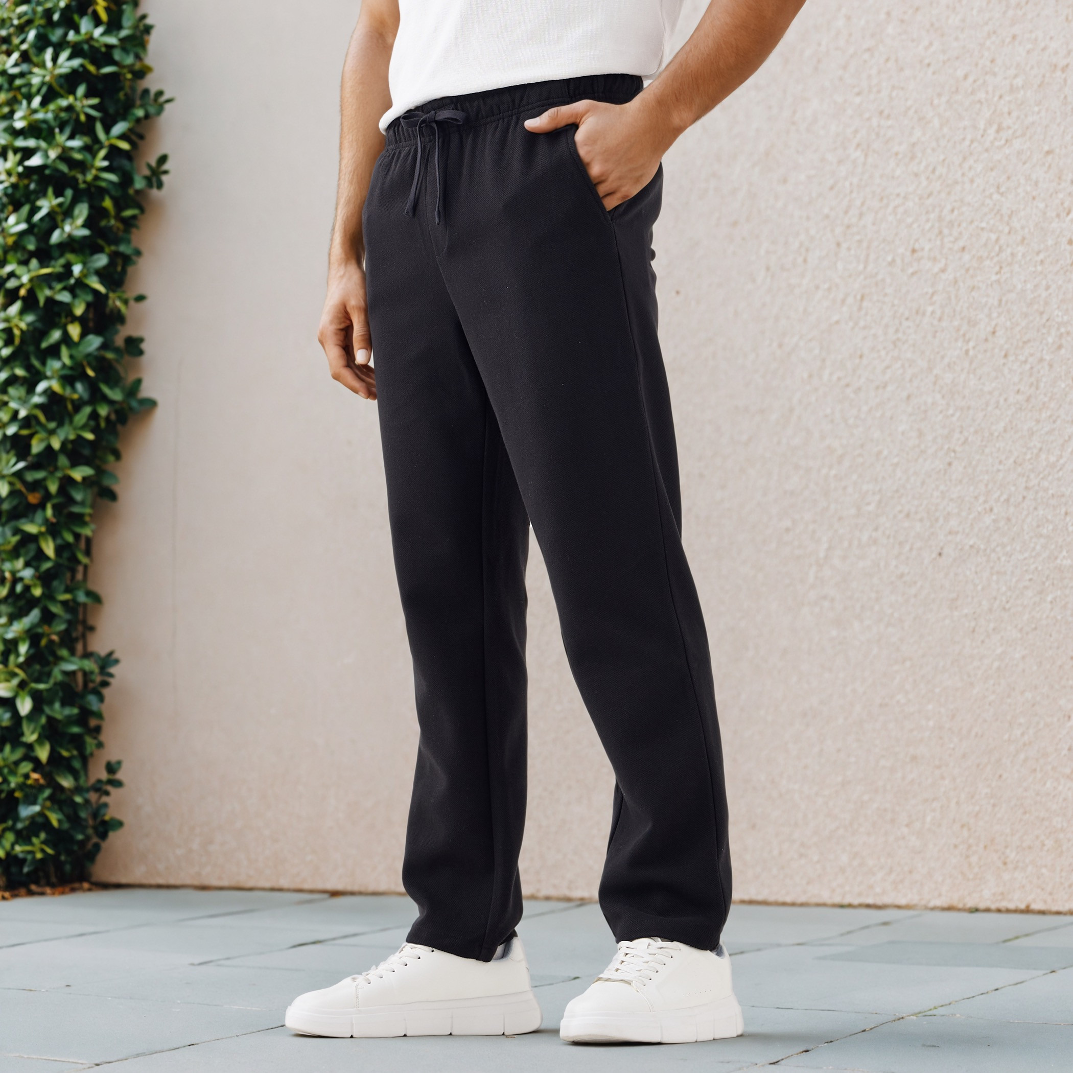 بنطلون بقصّة عادية وخصر مطاطي وجيوب-men-clothing-bottoms-trousersandchinos-trousers-image-6