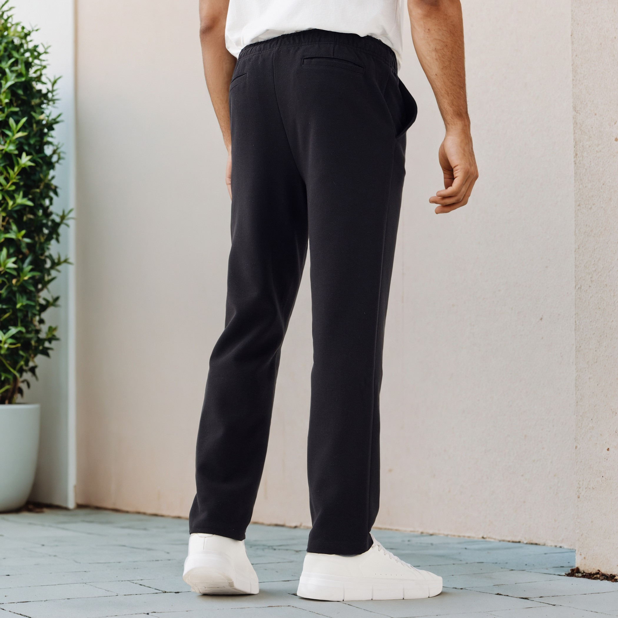 بنطلون بقصّة عادية وخصر مطاطي وجيوب-men-clothing-bottoms-trousersandchinos-trousers-image-8