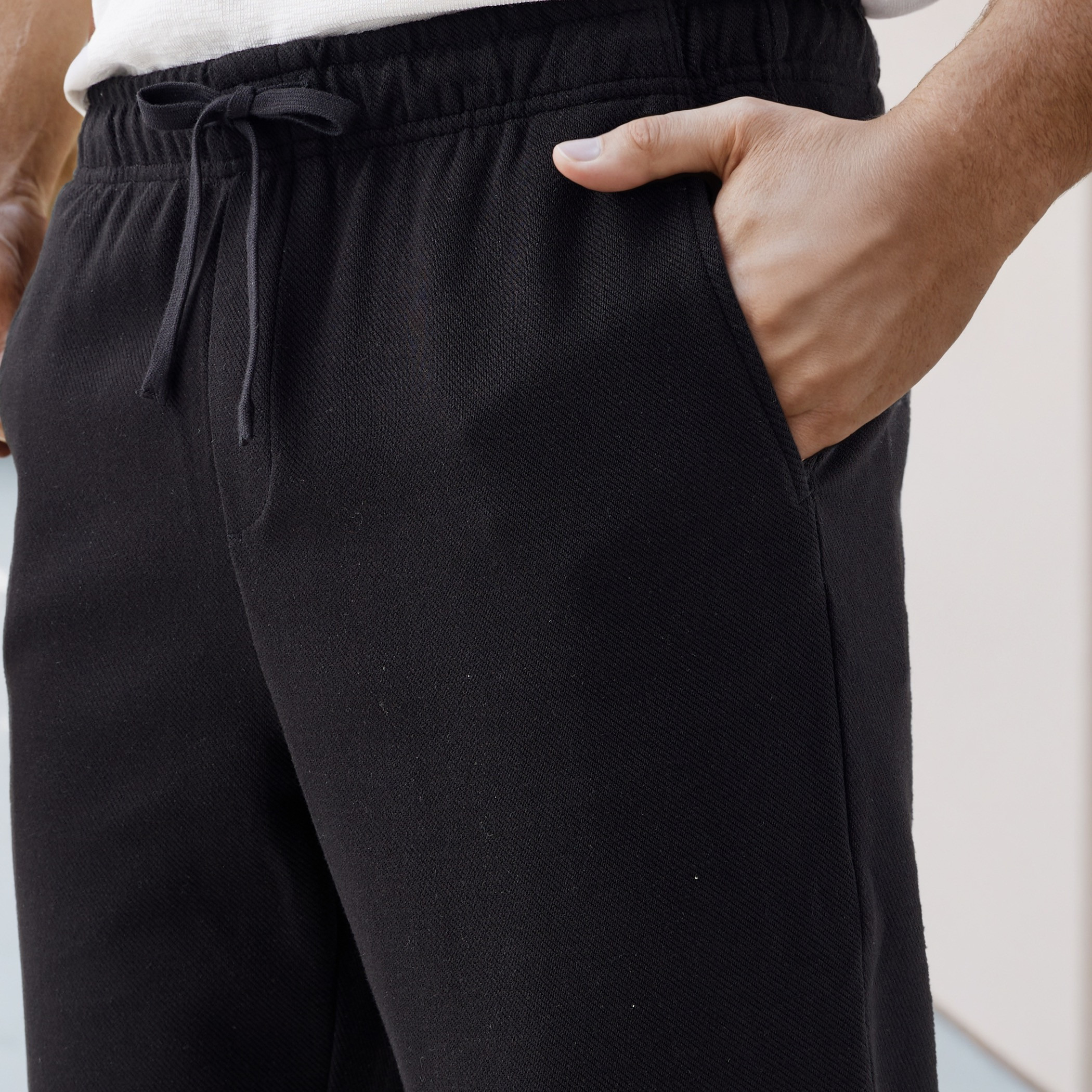 بنطلون بقصّة عادية وخصر مطاطي وجيوب-men-clothing-bottoms-trousersandchinos-trousers-image-9