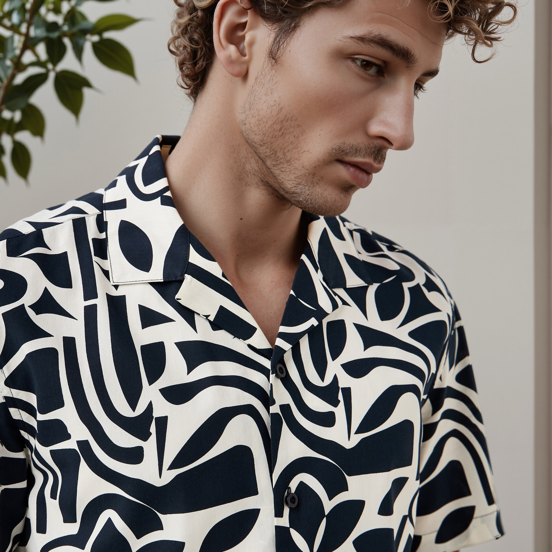 قميص بقصّة عادية وياقة وطبعات-men-clothing-shirts-image-4