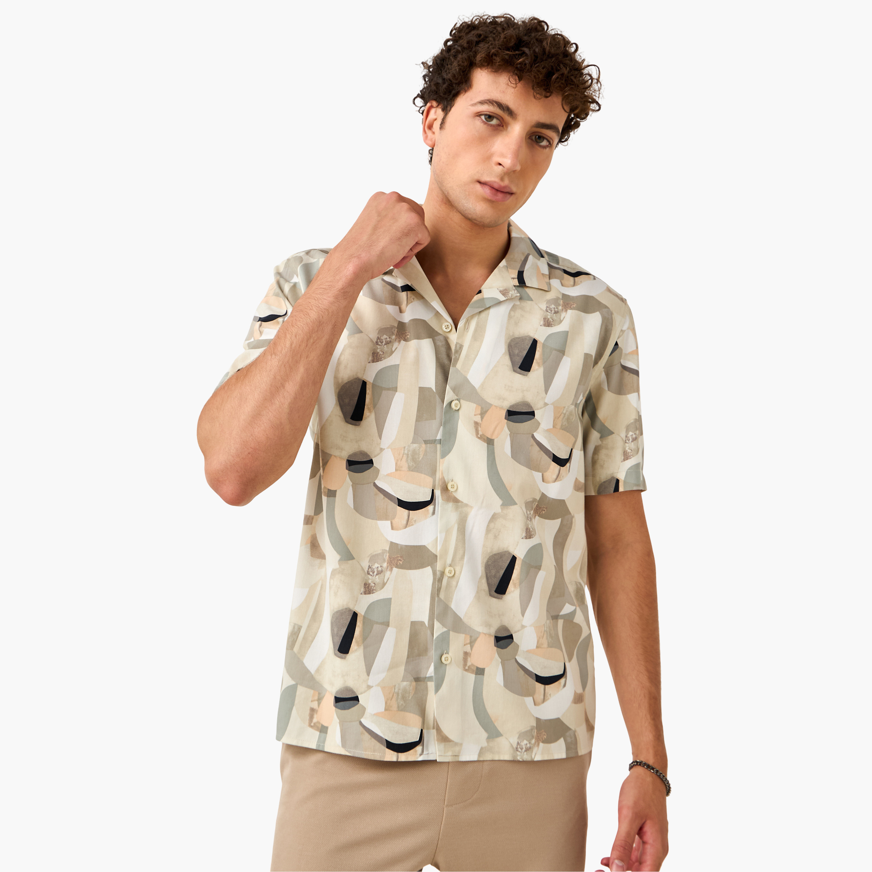 قميص بقصّة عادية وياقة وطبعات-men-clothing-shirts-image-1