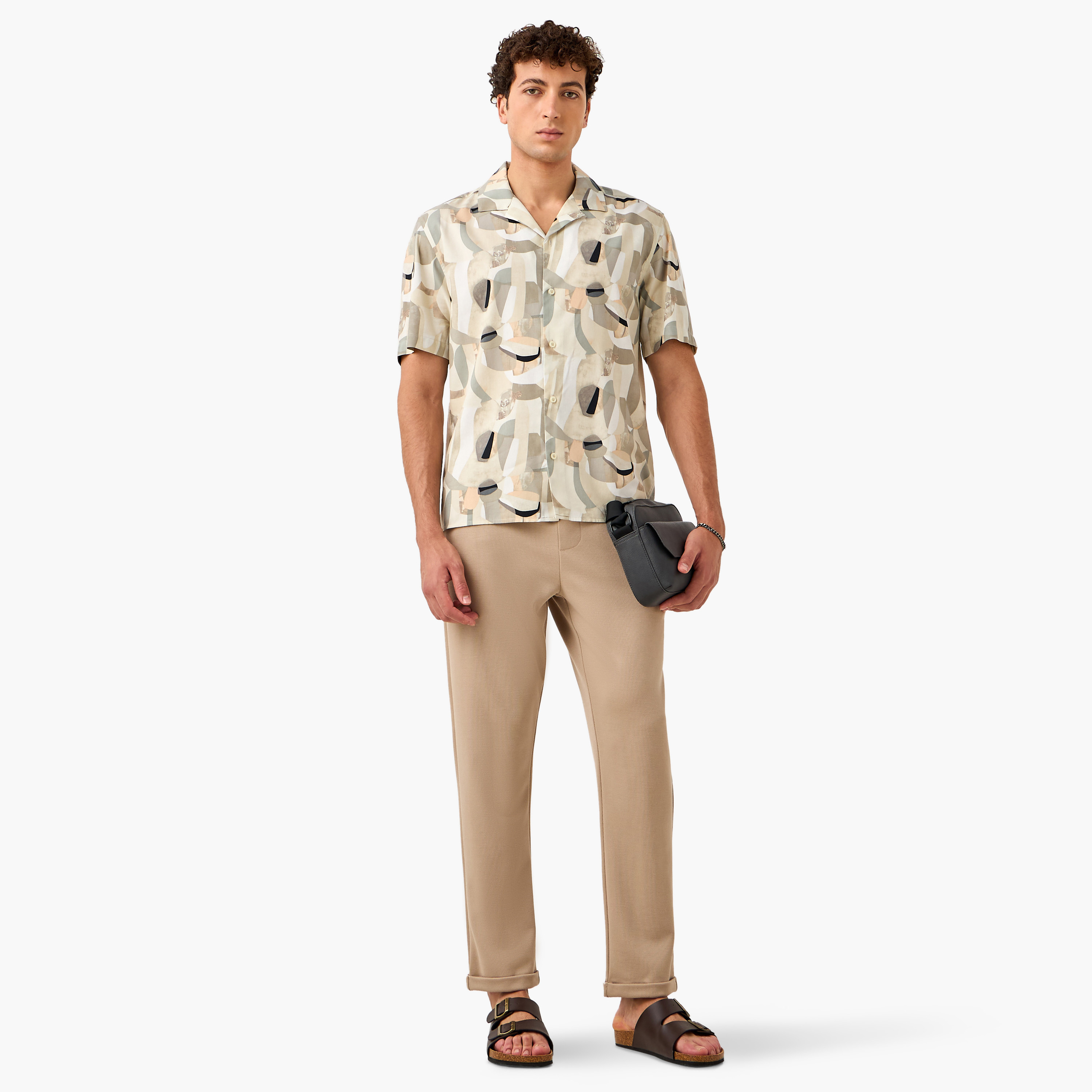قميص بقصّة عادية وياقة وطبعات-men-clothing-shirts-image-2