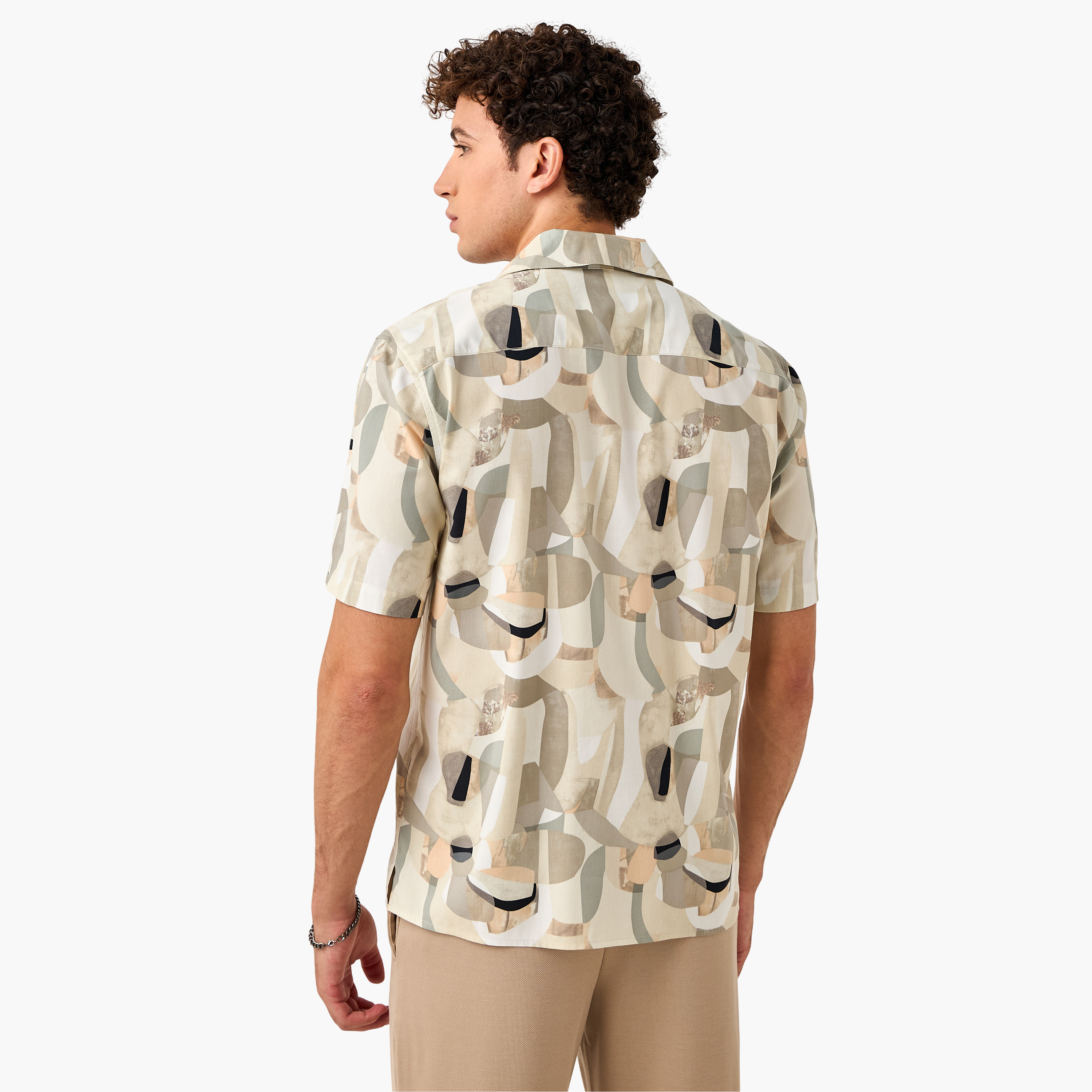 قميص بقصّة عادية وياقة وطبعات-men-clothing-shirts-image-3