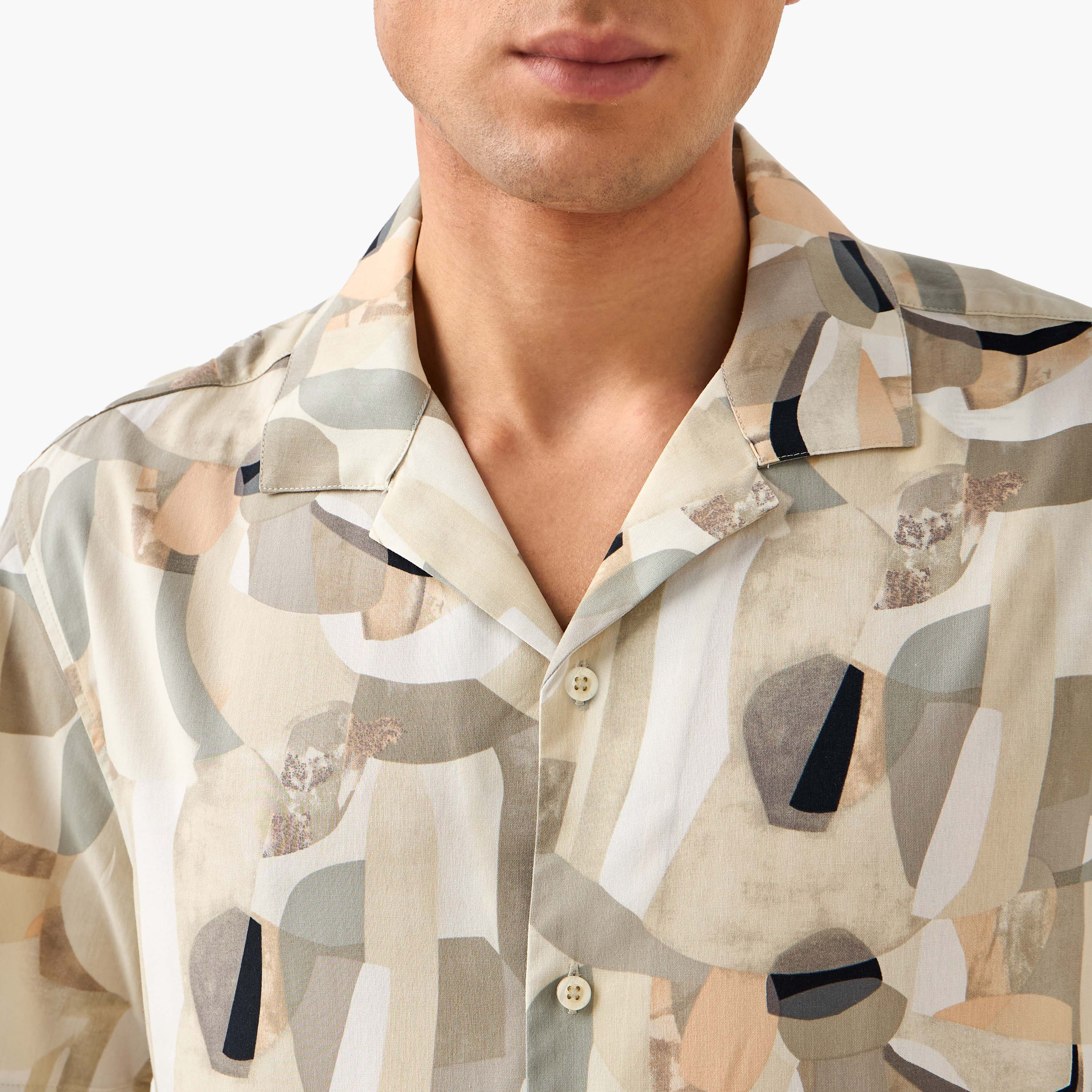قميص بقصّة عادية وياقة وطبعات-men-clothing-shirts-image-4