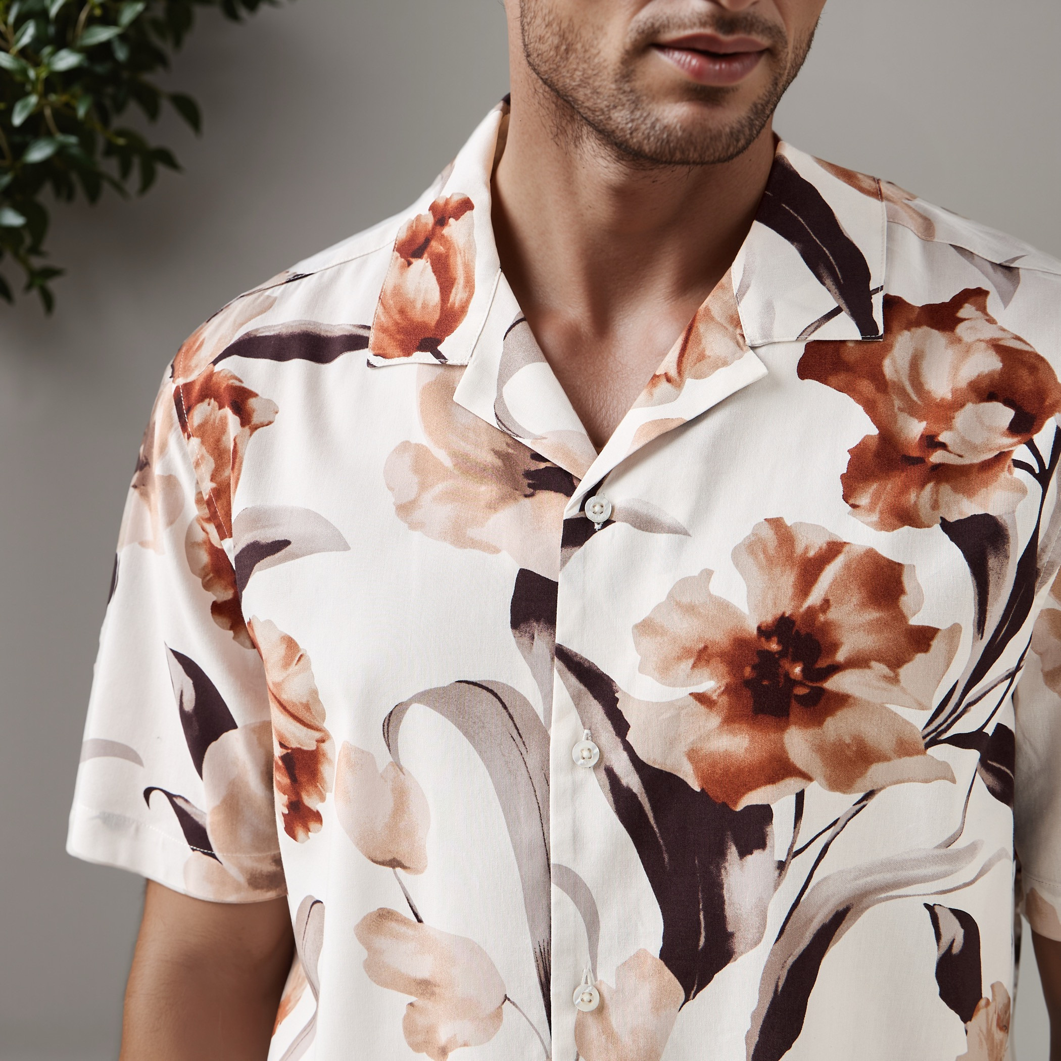 قميص بقصّة عادية وياقة وطبعات-men-clothing-shirts-image-4