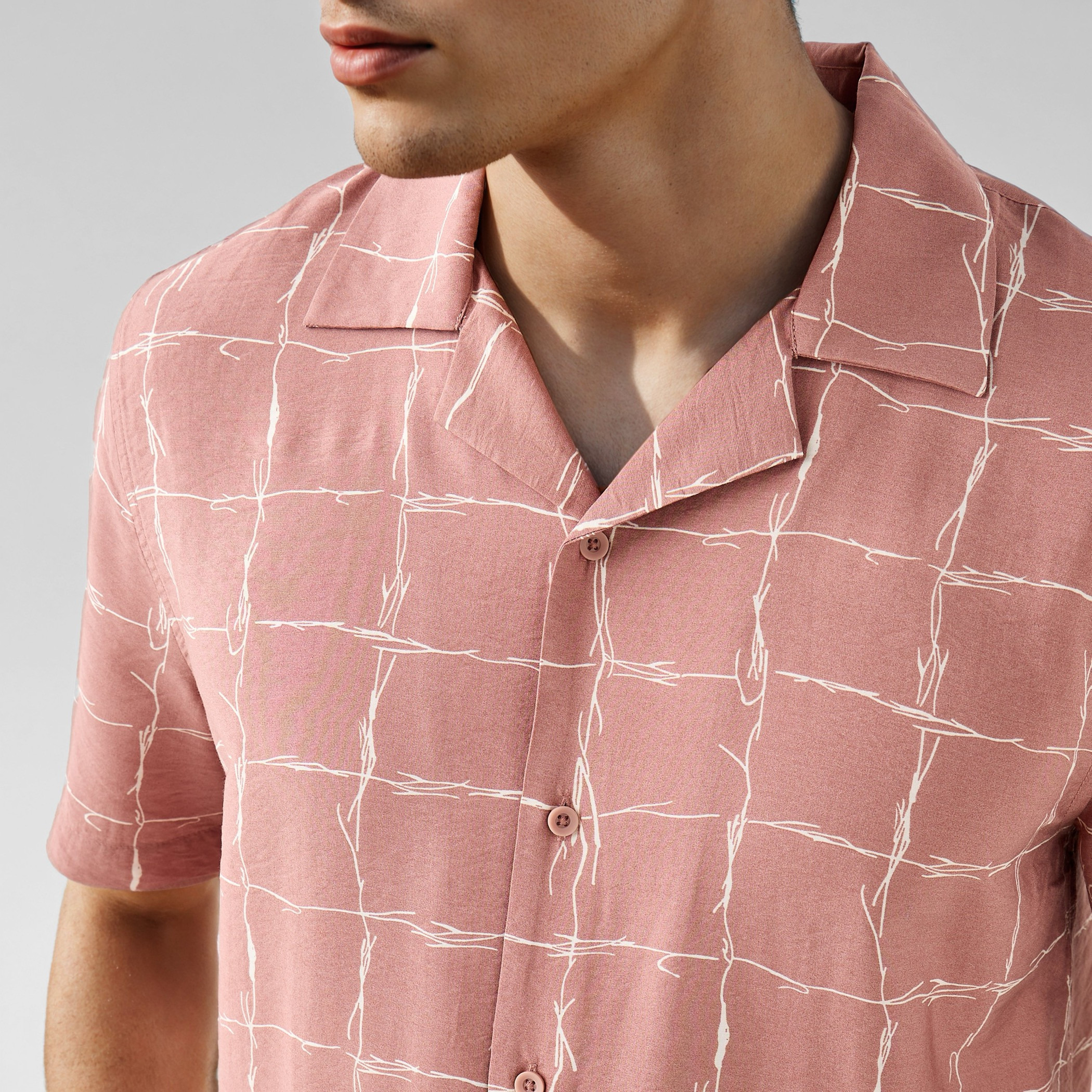 قميص بطبعات وياقة كامب-men-clothing-shirts-image-4