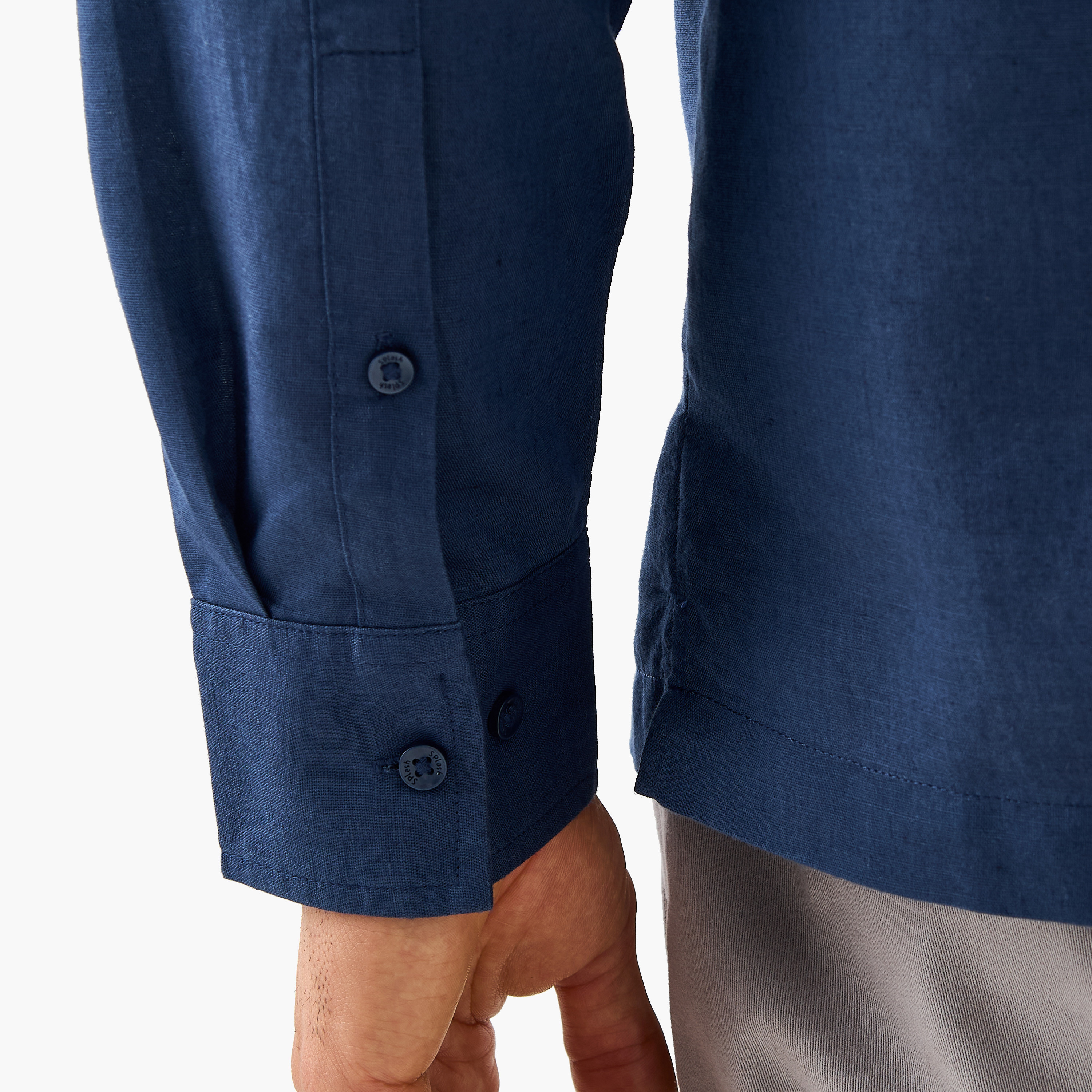 قميص من مزيج الكتان بقصة عادية ونصف وصلة أزرار-men-clothing-shirts-image-5
