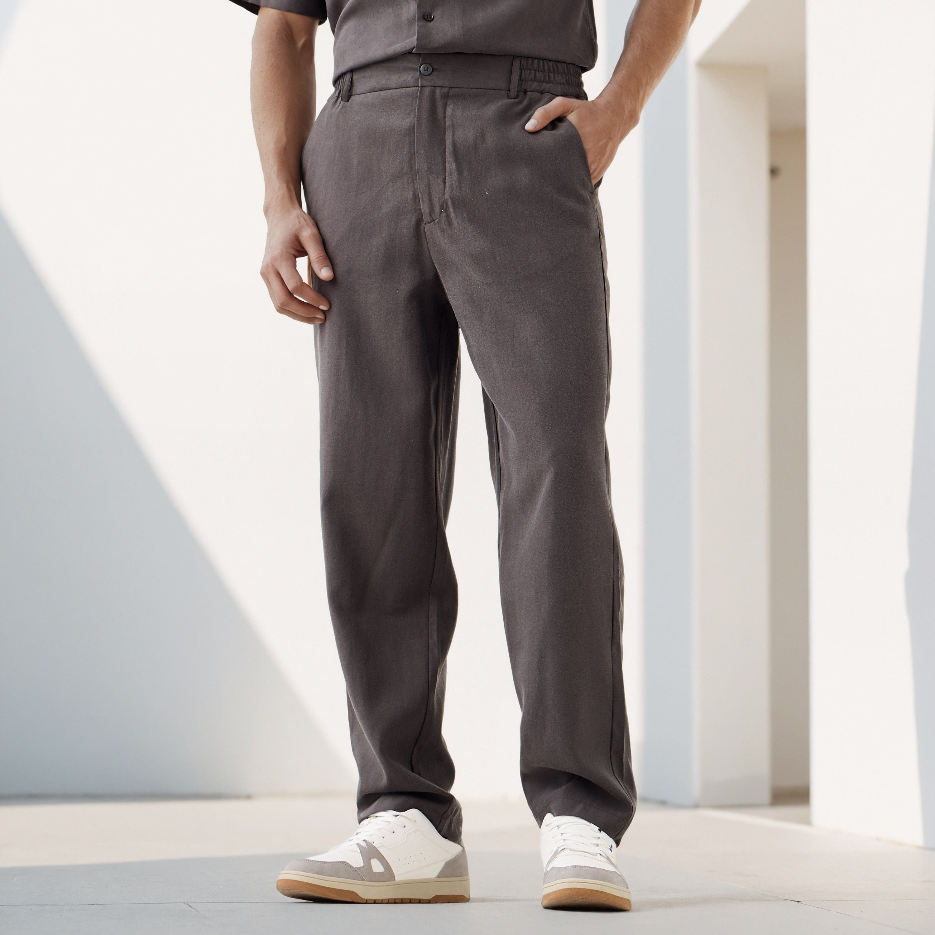 بنطلون بقصة عادية وخصر مرن-men-clothing-bottoms-trousersandchinos-trousers-image-11