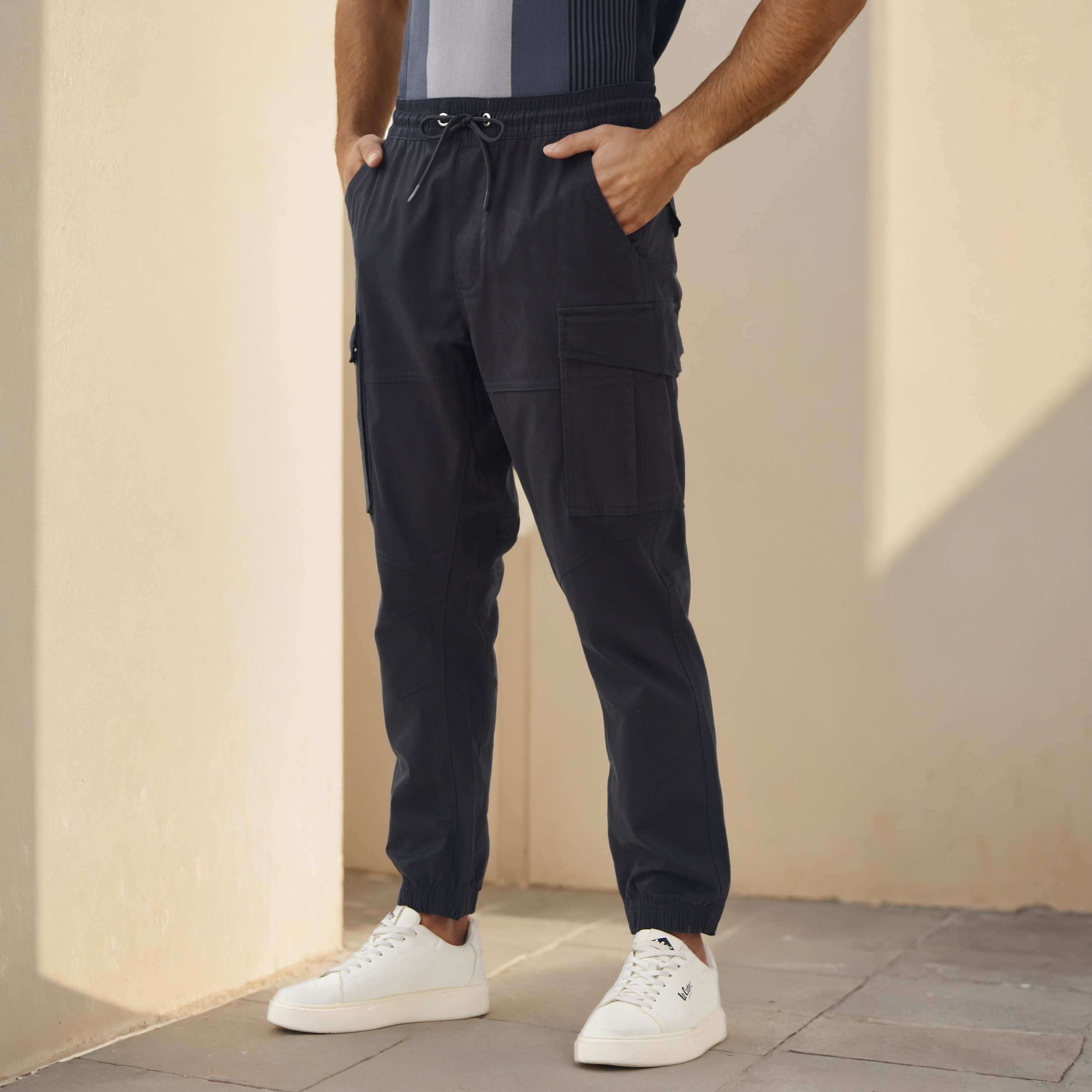 بنطلون رياضي كارجو باجي بجيوب وخصر مطاطي-men-clothing-bottoms-joggers-image-1