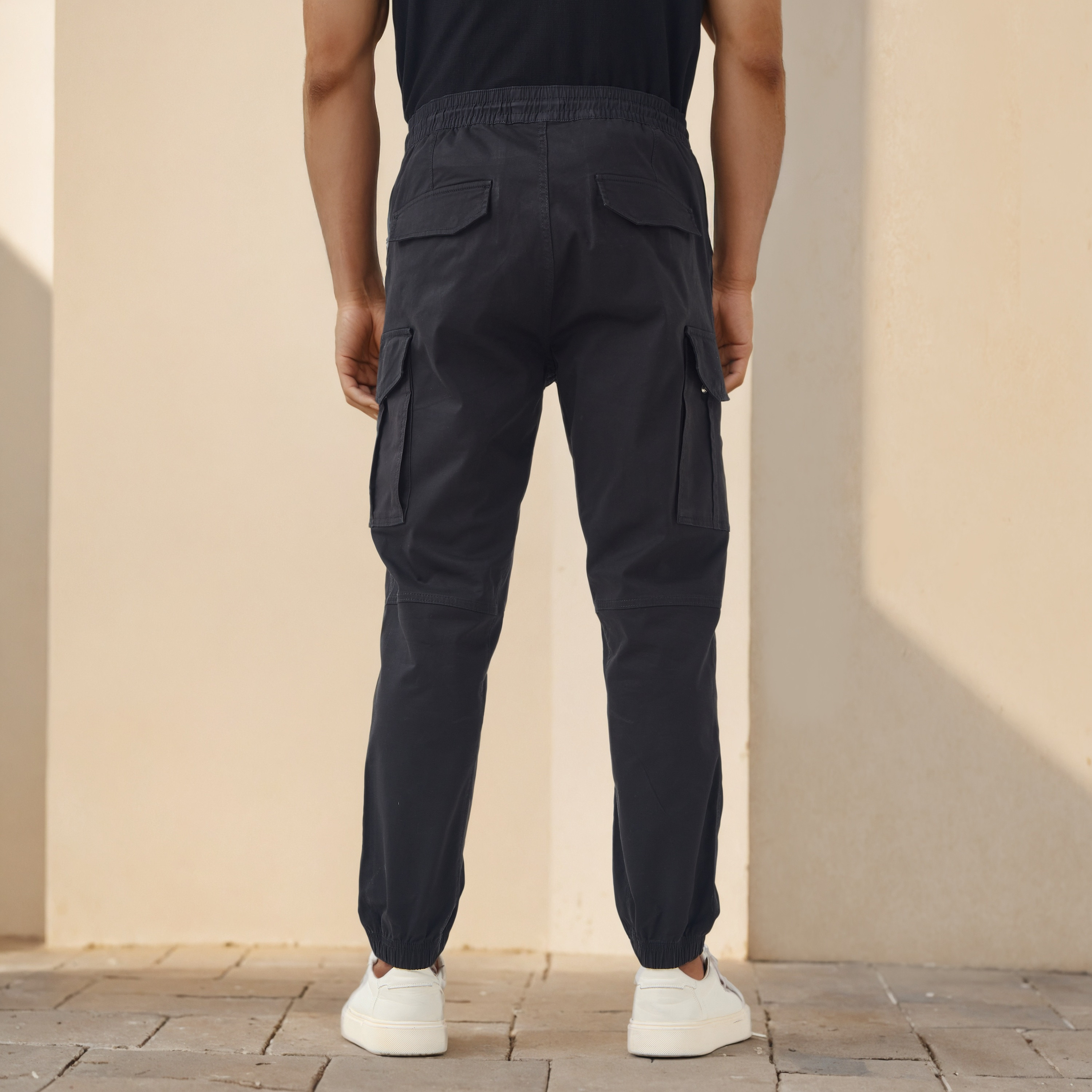 بنطلون رياضي كارجو باجي بجيوب وخصر مطاطي-men-clothing-bottoms-joggers-image-3