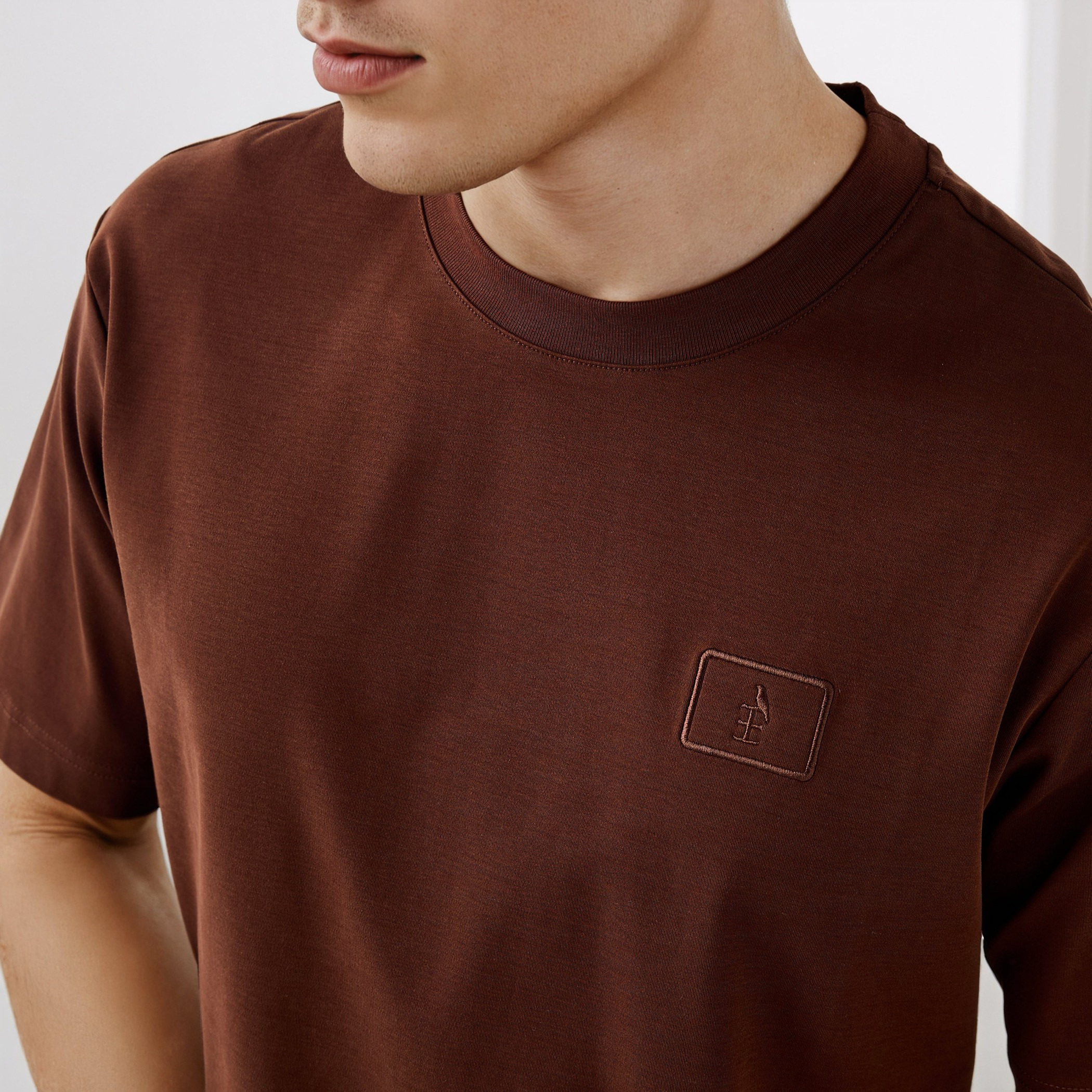 تيشيرت بتطريز شعار من إمبيرور-men-clothing-tshirtsandpolos-tshirts-image-4