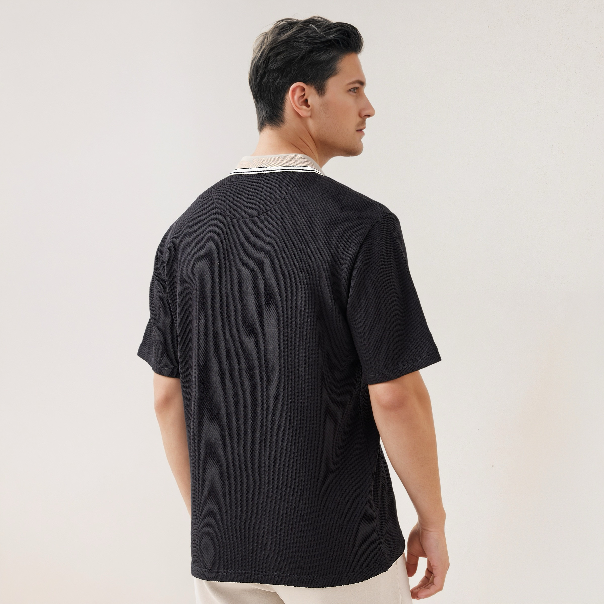 قميص جاكار بارز الملمس بقصة عادية-men-clothing-shirts-image-3