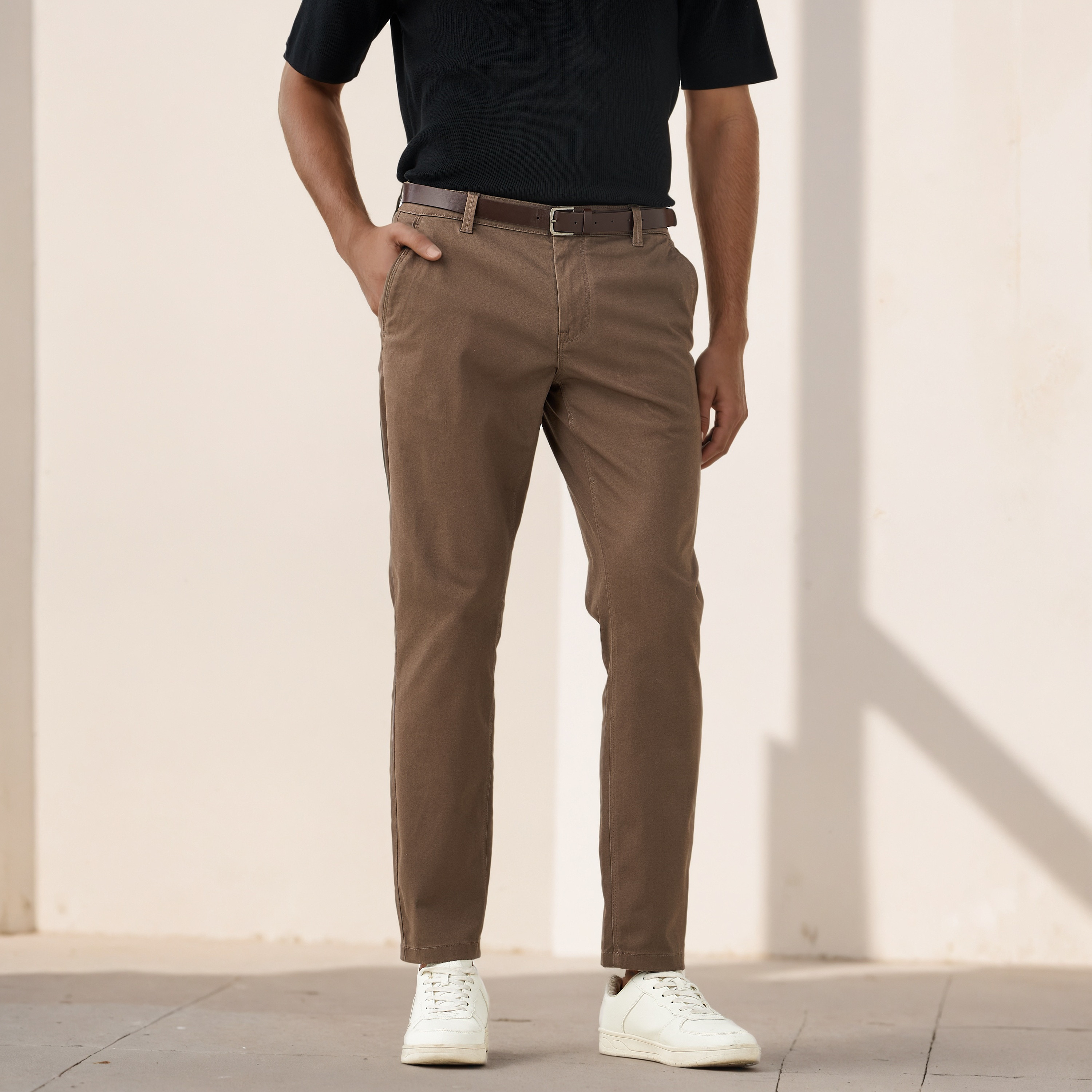بنطلون تشينو بقصّة سليم وجيوب وحزام-men-clothing-bottoms-trousersandchinos-chinos-image-4