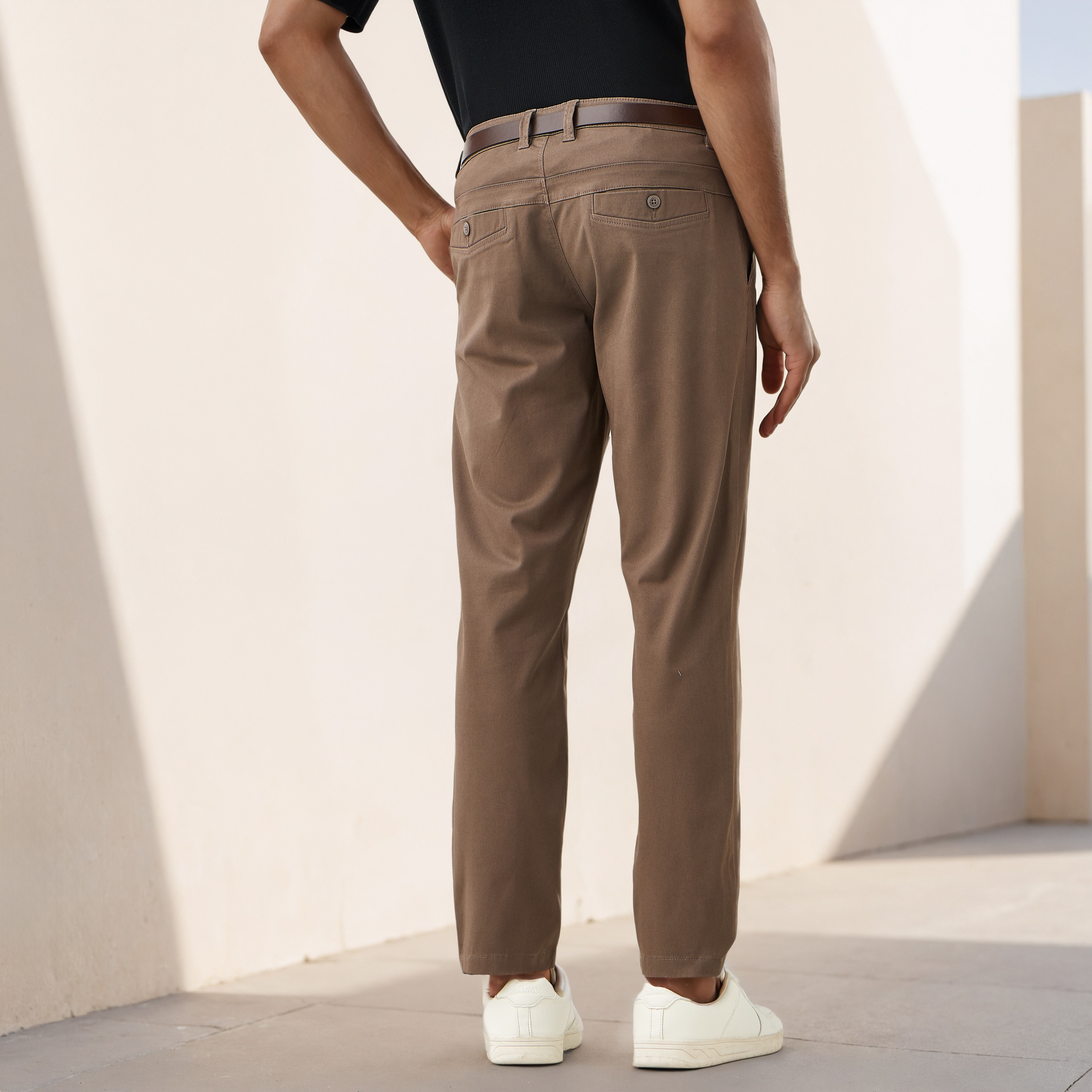 بنطلون تشينو بقصّة سليم وجيوب وحزام-men-clothing-bottoms-trousersandchinos-chinos-image-2