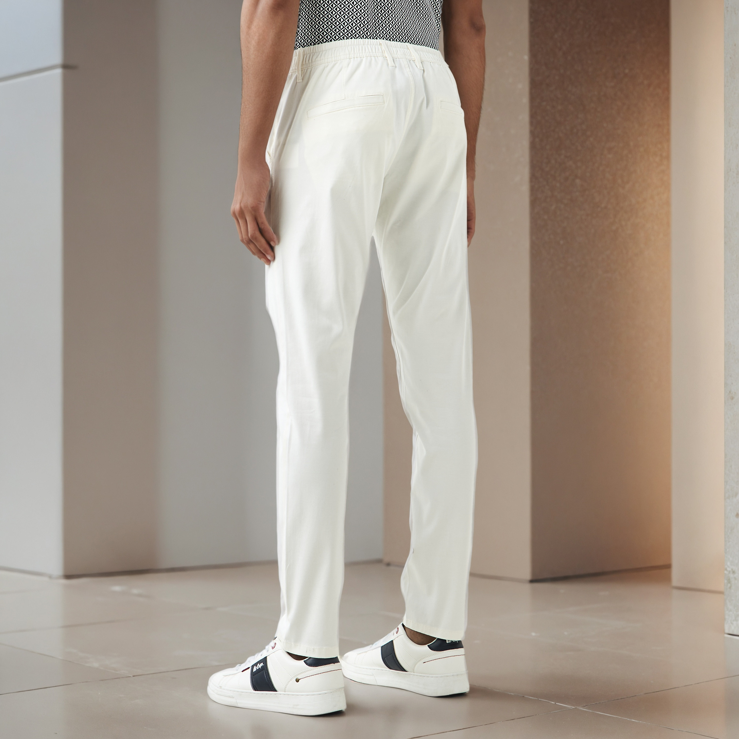 بنطلون شينو بقصة ضيقة ومقاوم للتجاعيد للرجال-men-clothing-bottoms-trousersandchinos-chinos-image-2