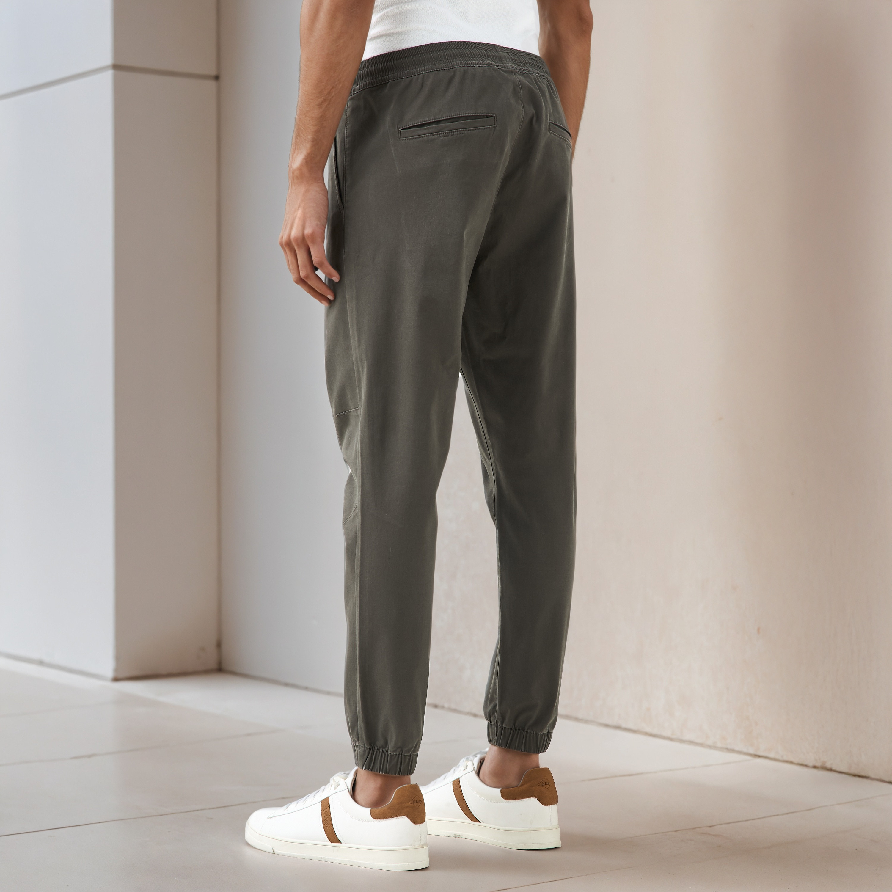 بنطلون رياضي رجالي بقصة ضيقة وخصر مرن-men-clothing-bottoms-joggers-image-15