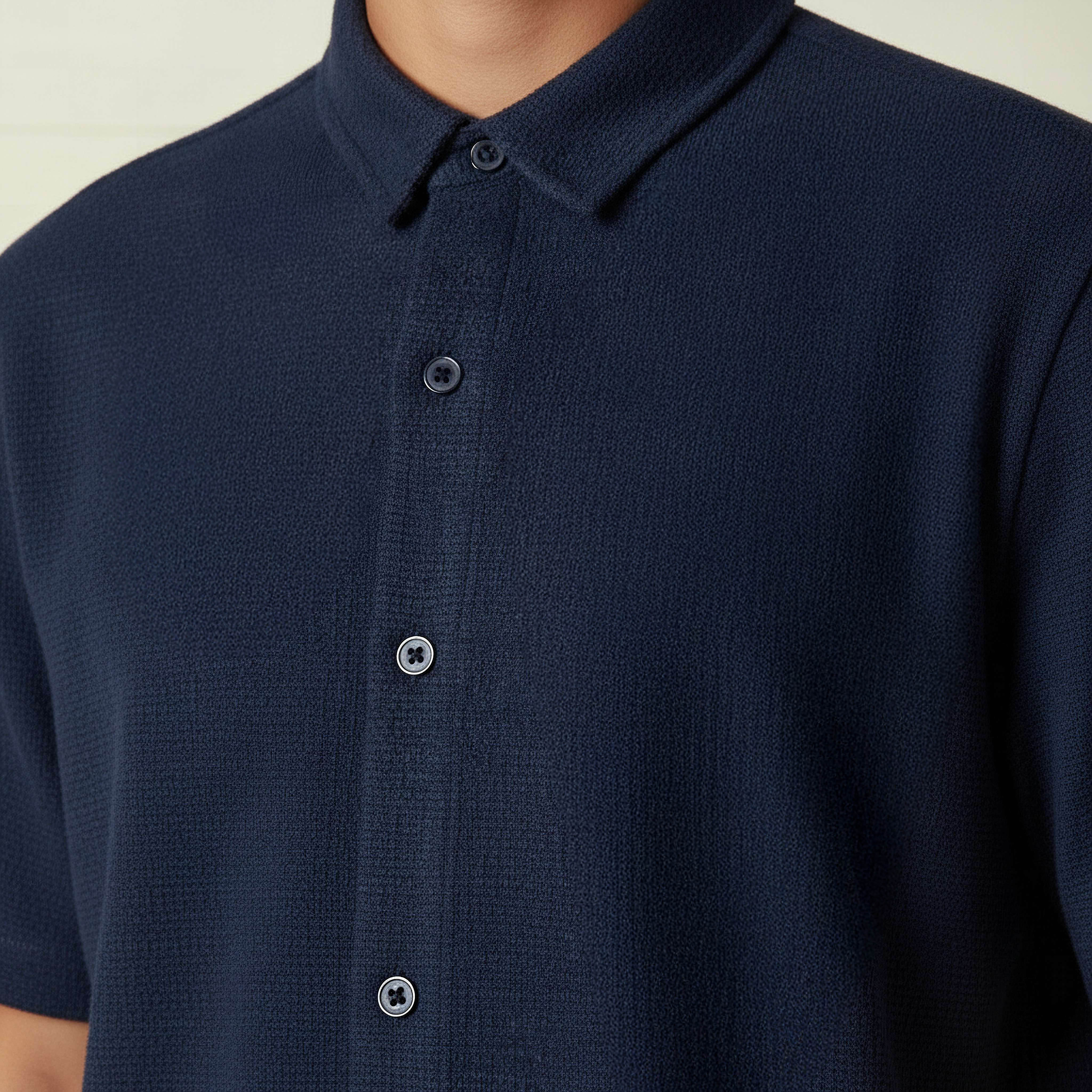 قميص بقصة عادية وياقة وملمس بارز وأكمام قصيرة للرجال-men-clothing-shirts-image-4