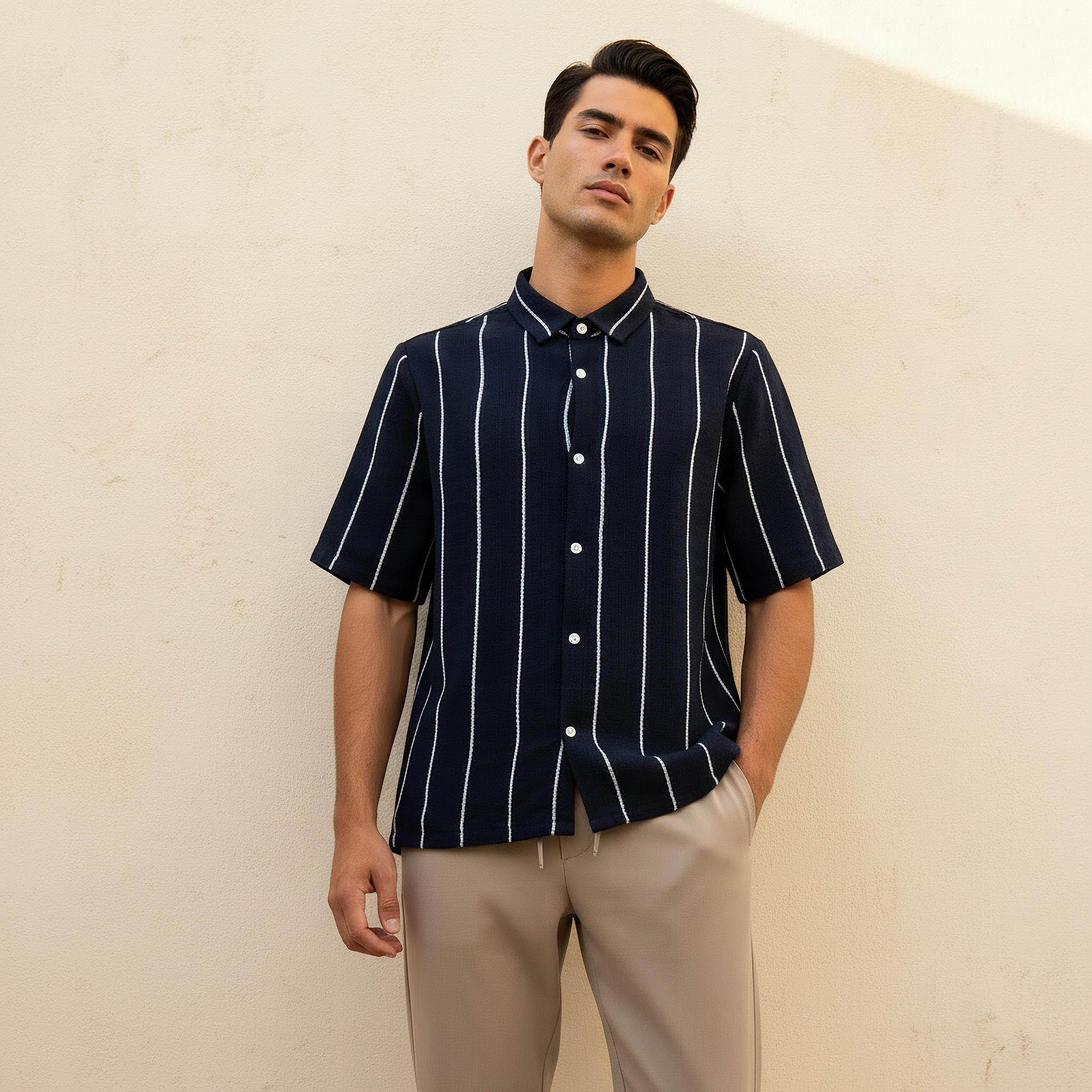 قميص مخطط من مزيج الكتان بقصة عادية وياقة وأكمام قصيرة للرجال-men-clothing-shirts-image-1