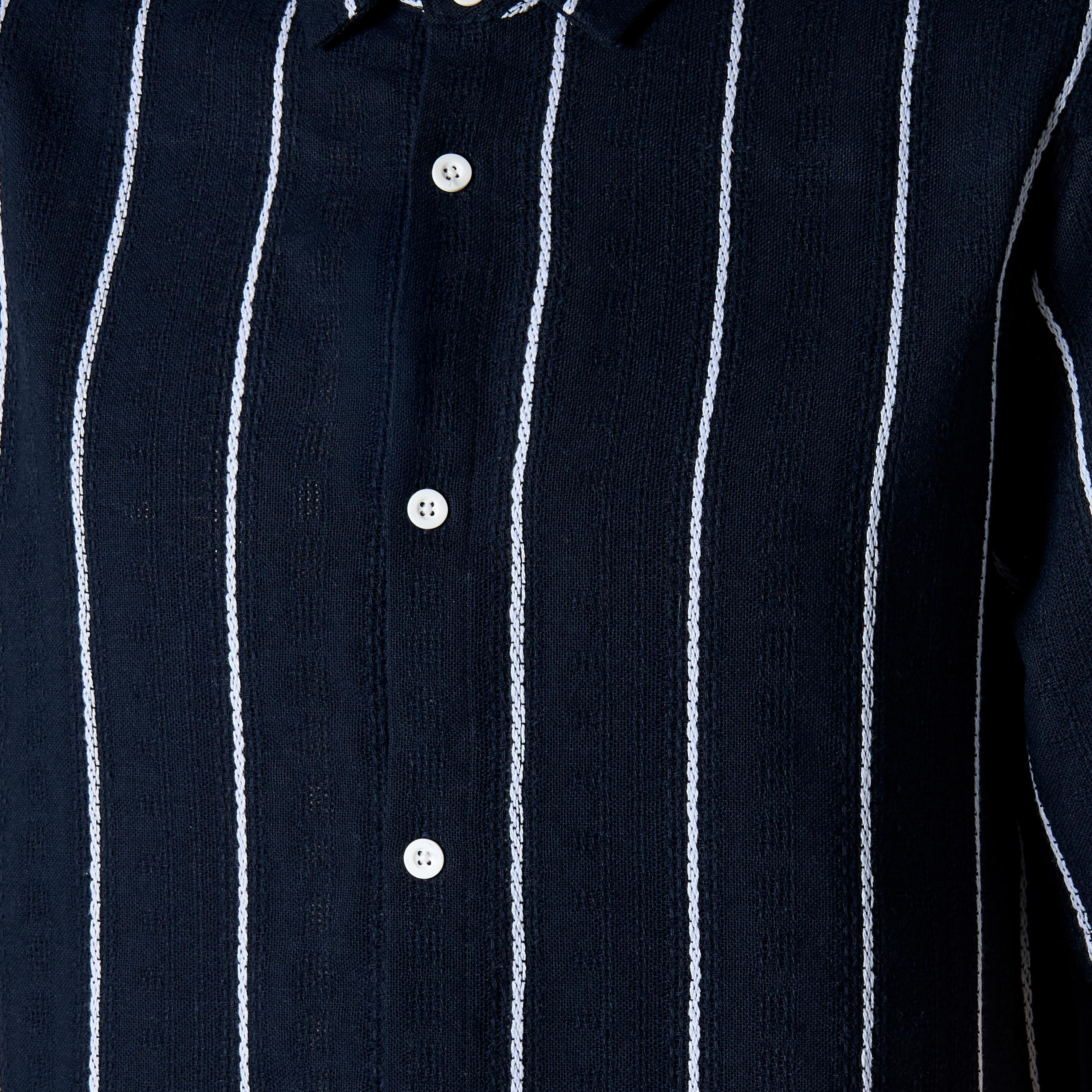 قميص مخطط من مزيج الكتان بقصة عادية وياقة وأكمام قصيرة للرجال-men-clothing-shirts-image-2
