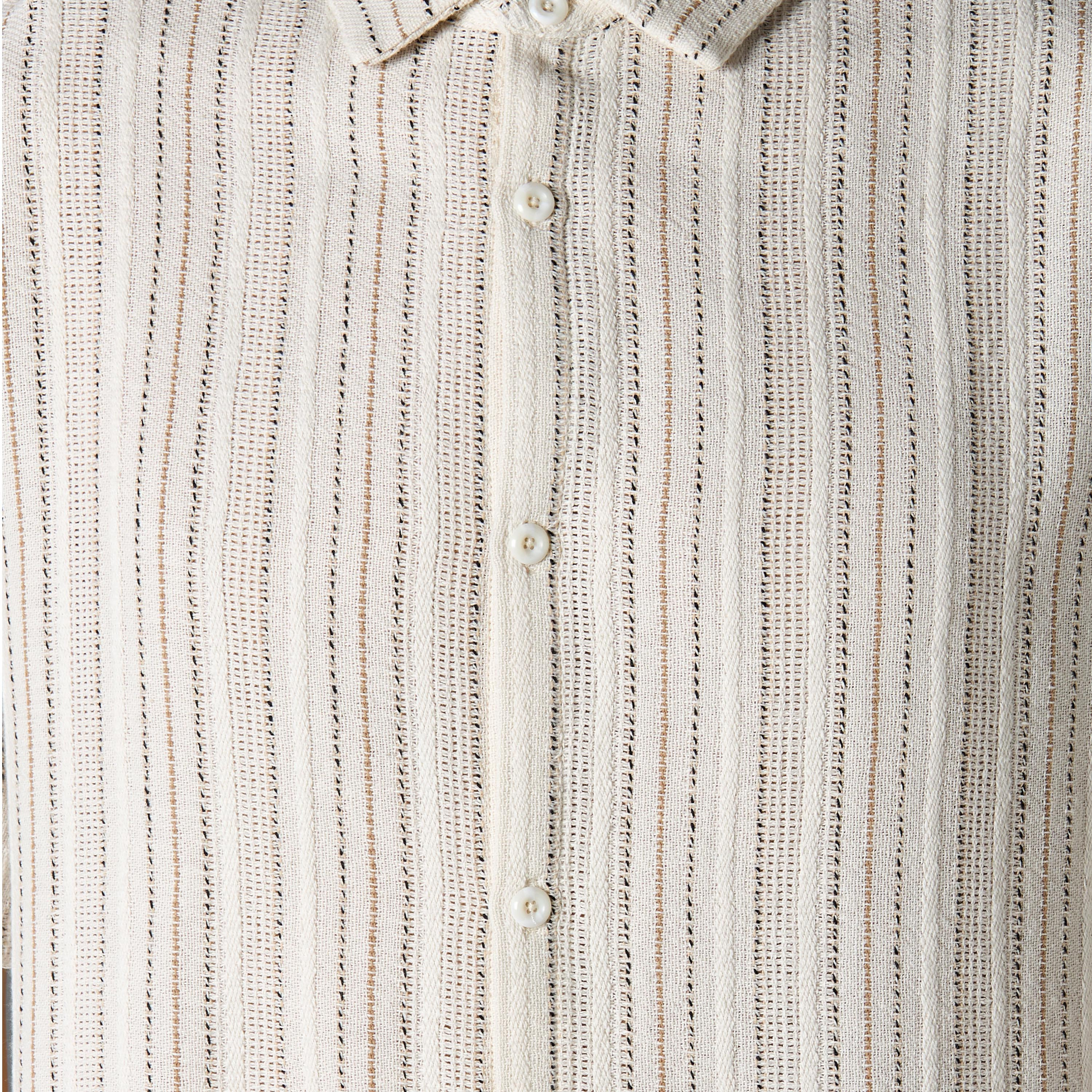 قميص مخطط من مزيج الكتان بقصة عادية وياقة وأكمام قصيرة للرجال-men-clothing-shirts-image-2