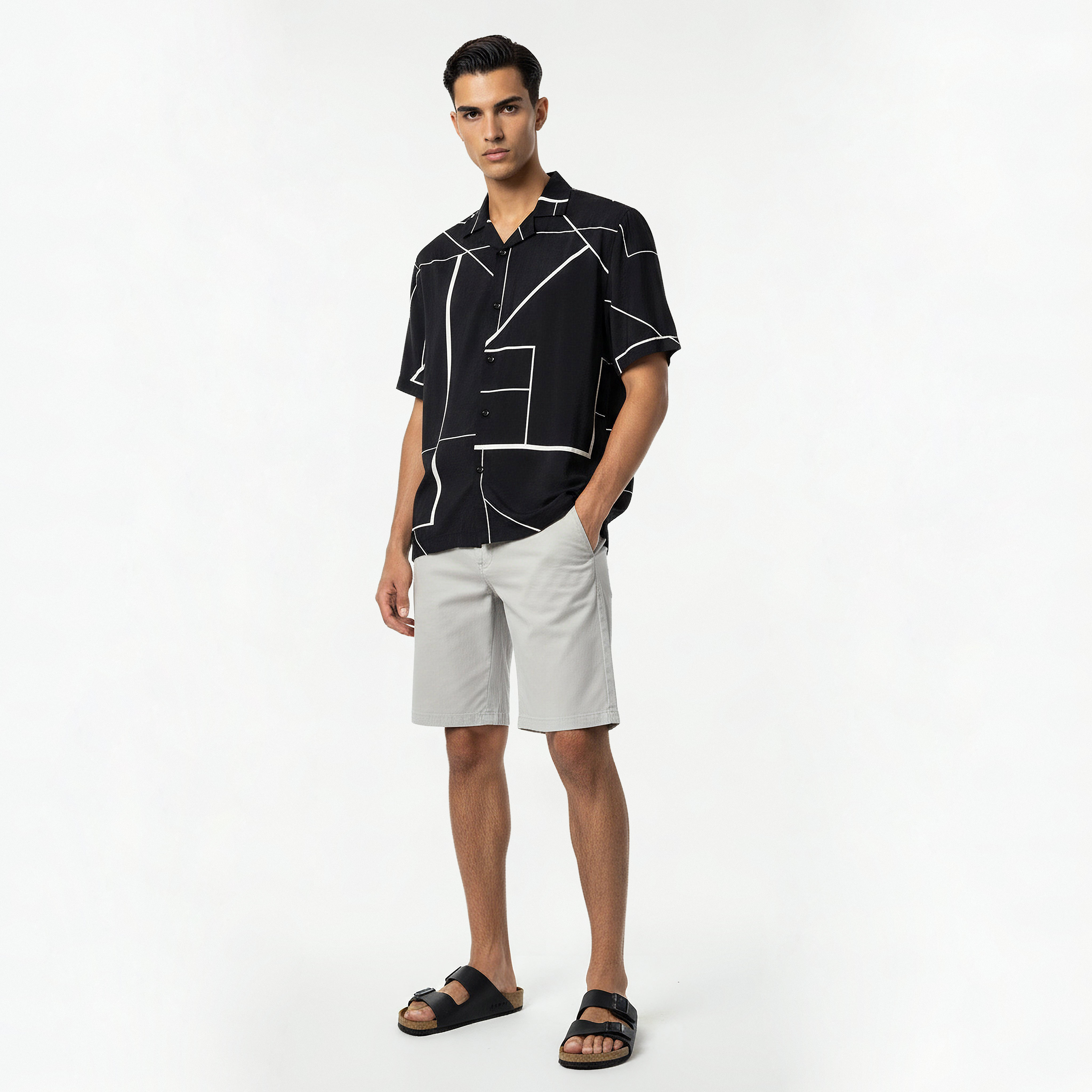 قميص بقصة عادية وياقة كامب وأكمام قصيرة وطبعات تجريدية للرجال-men-clothing-shirts-image-4