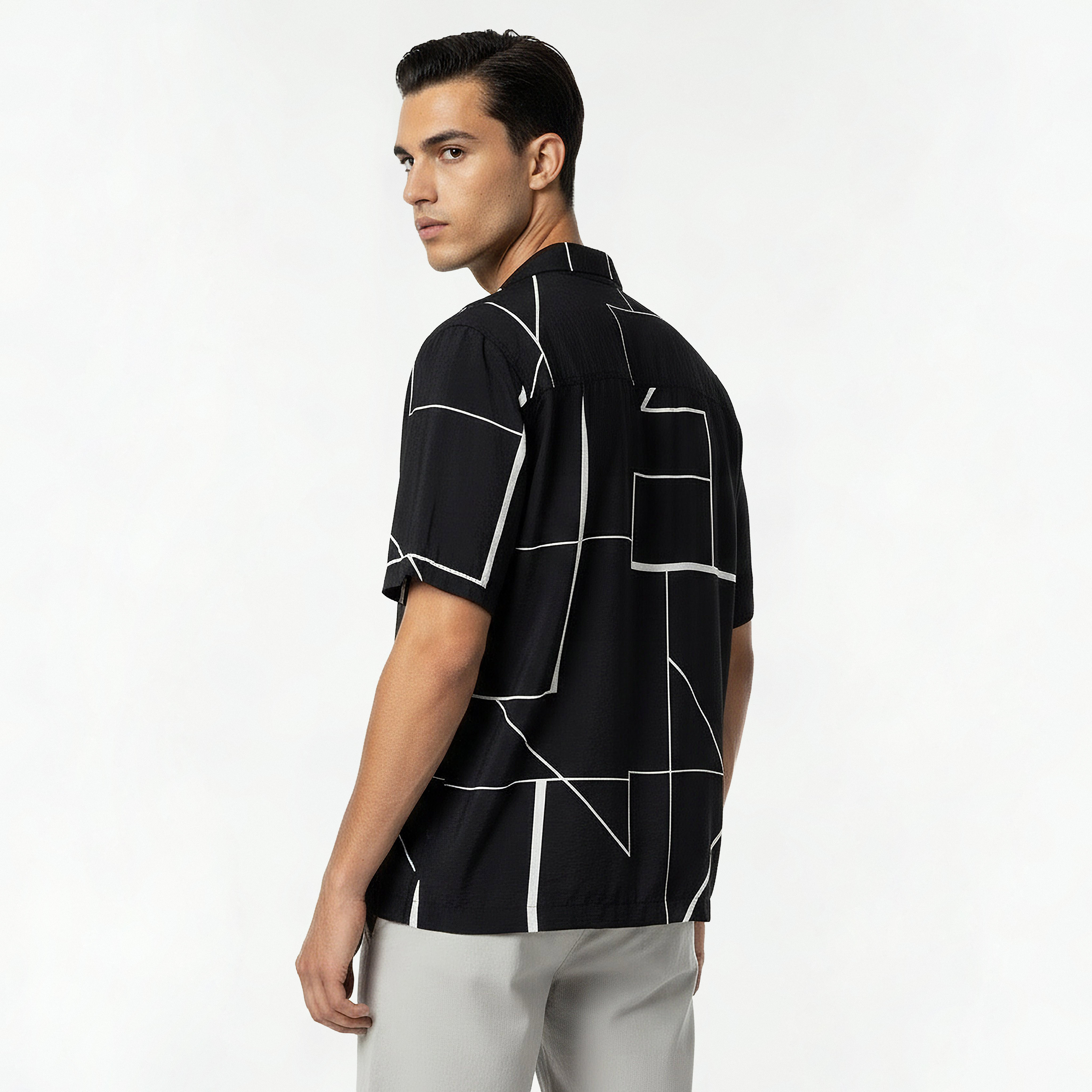 قميص بقصة عادية وياقة كامب وأكمام قصيرة وطبعات تجريدية للرجال-men-clothing-shirts-image-5