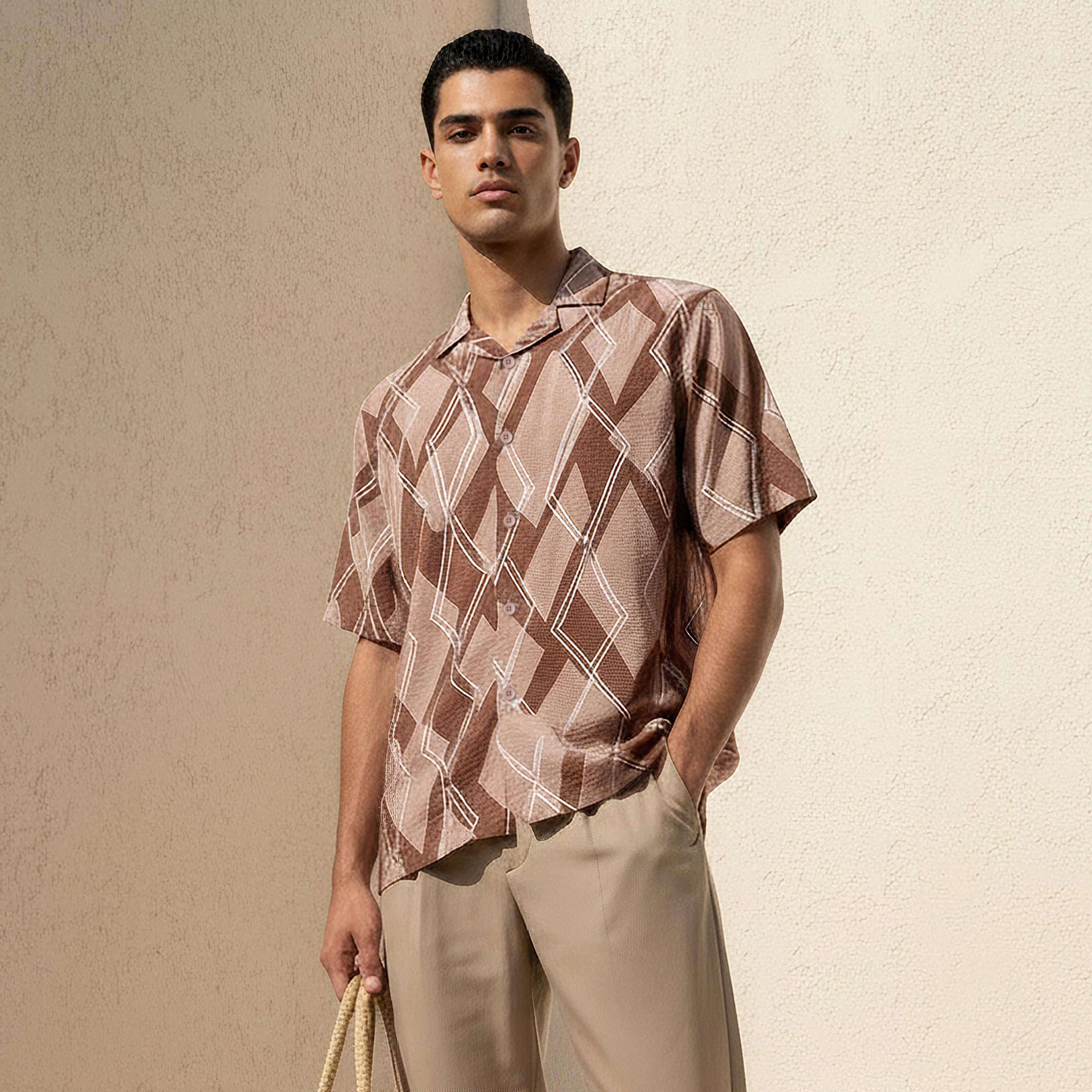 قميص بقصة عادية وياقة كامب وأكمام قصيرة وطبعات تجريدية للرجال-men-clothing-shirts-image-1
