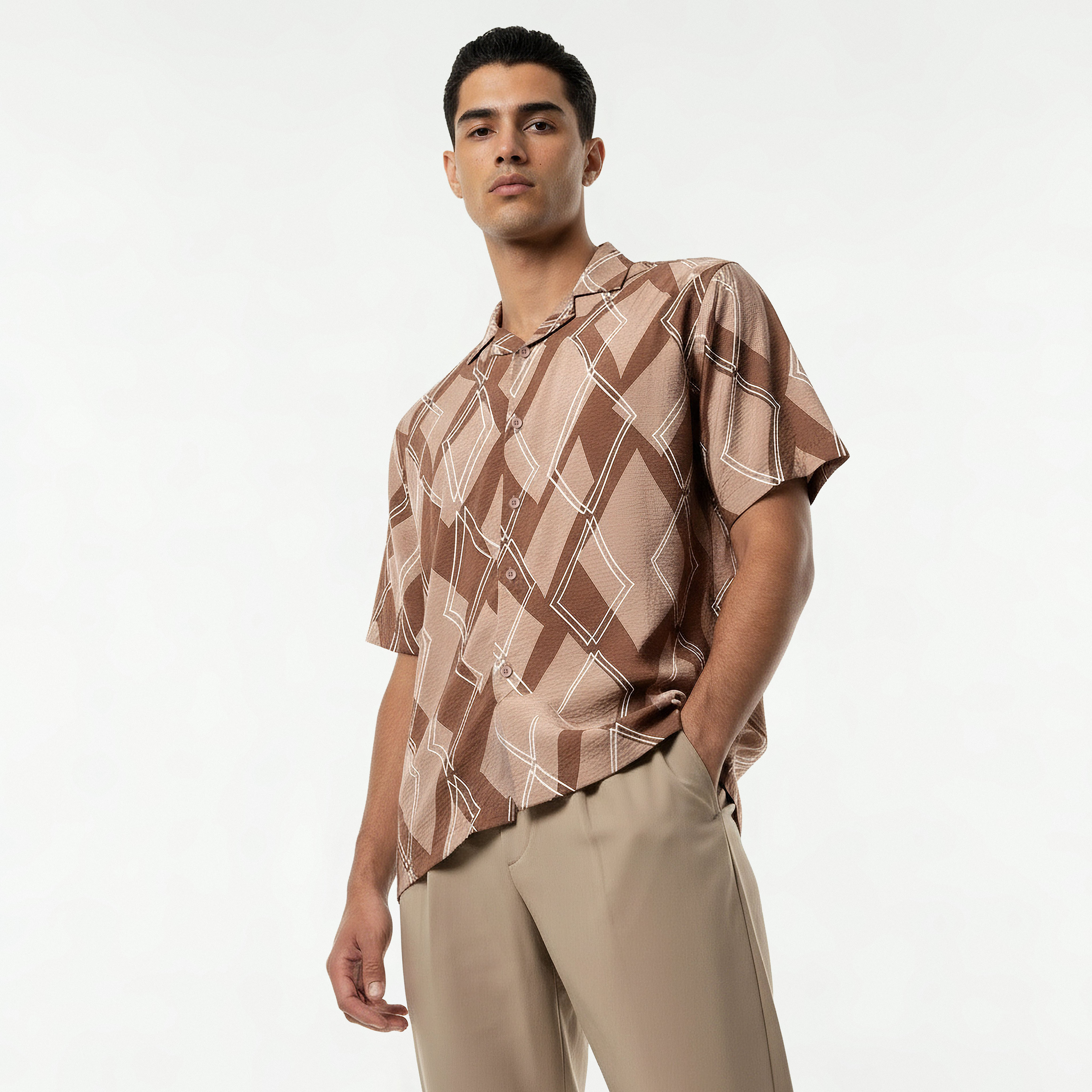 قميص بقصة عادية وياقة كامب وأكمام قصيرة وطبعات تجريدية للرجال-men-clothing-shirts-image-3