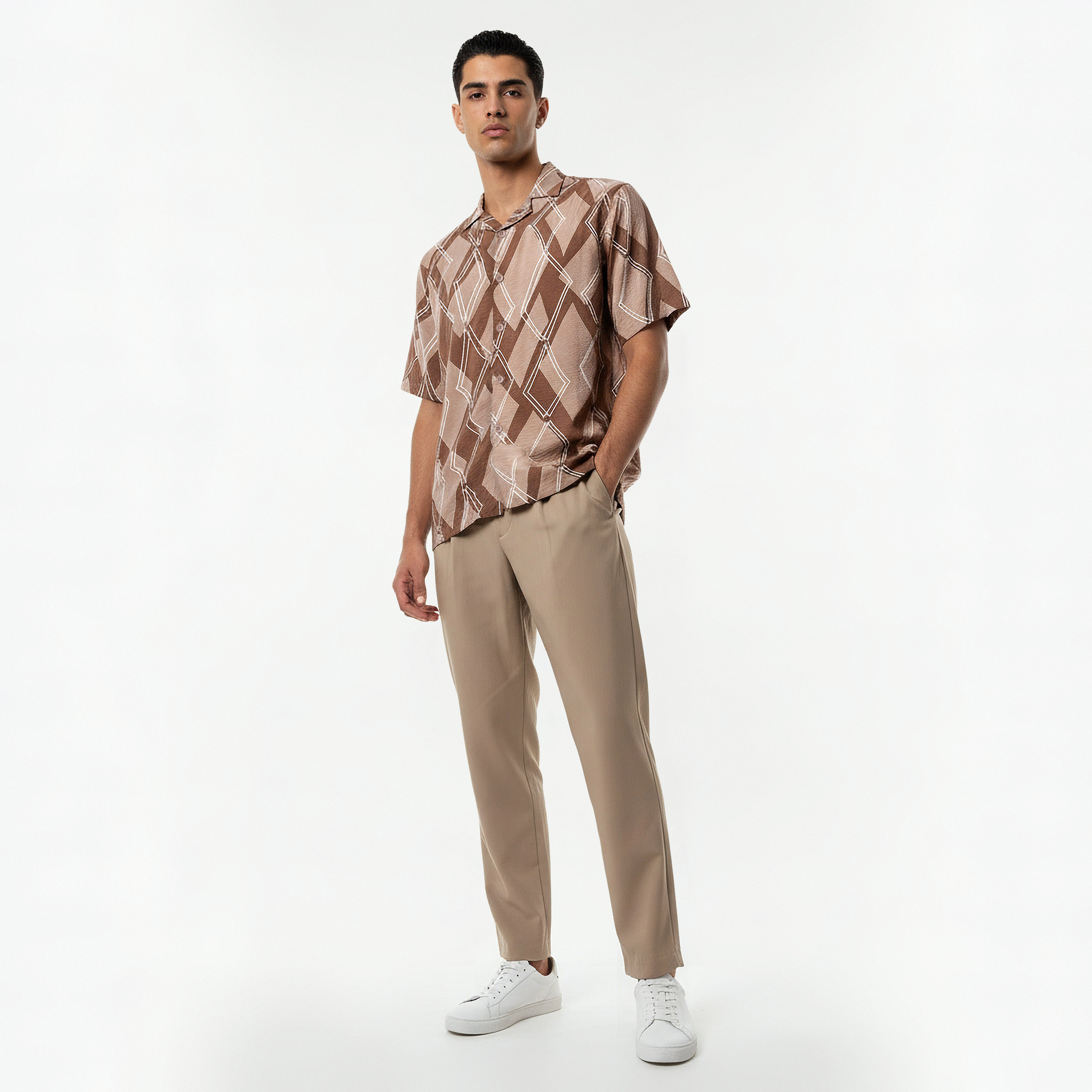 قميص بقصة عادية وياقة كامب وأكمام قصيرة وطبعات تجريدية للرجال-men-clothing-shirts-image-4