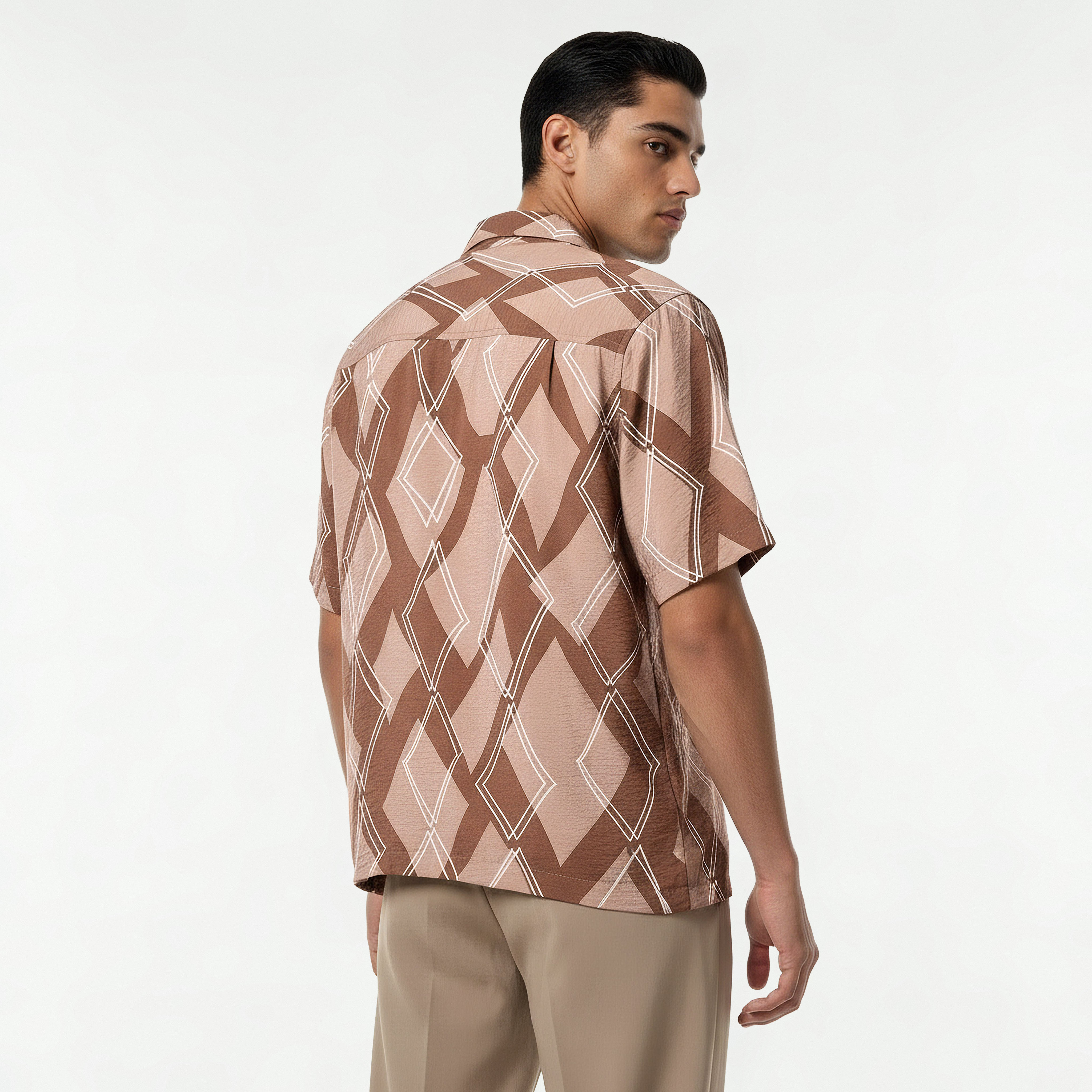 قميص بقصة عادية وياقة كامب وأكمام قصيرة وطبعات تجريدية للرجال-men-clothing-shirts-image-5