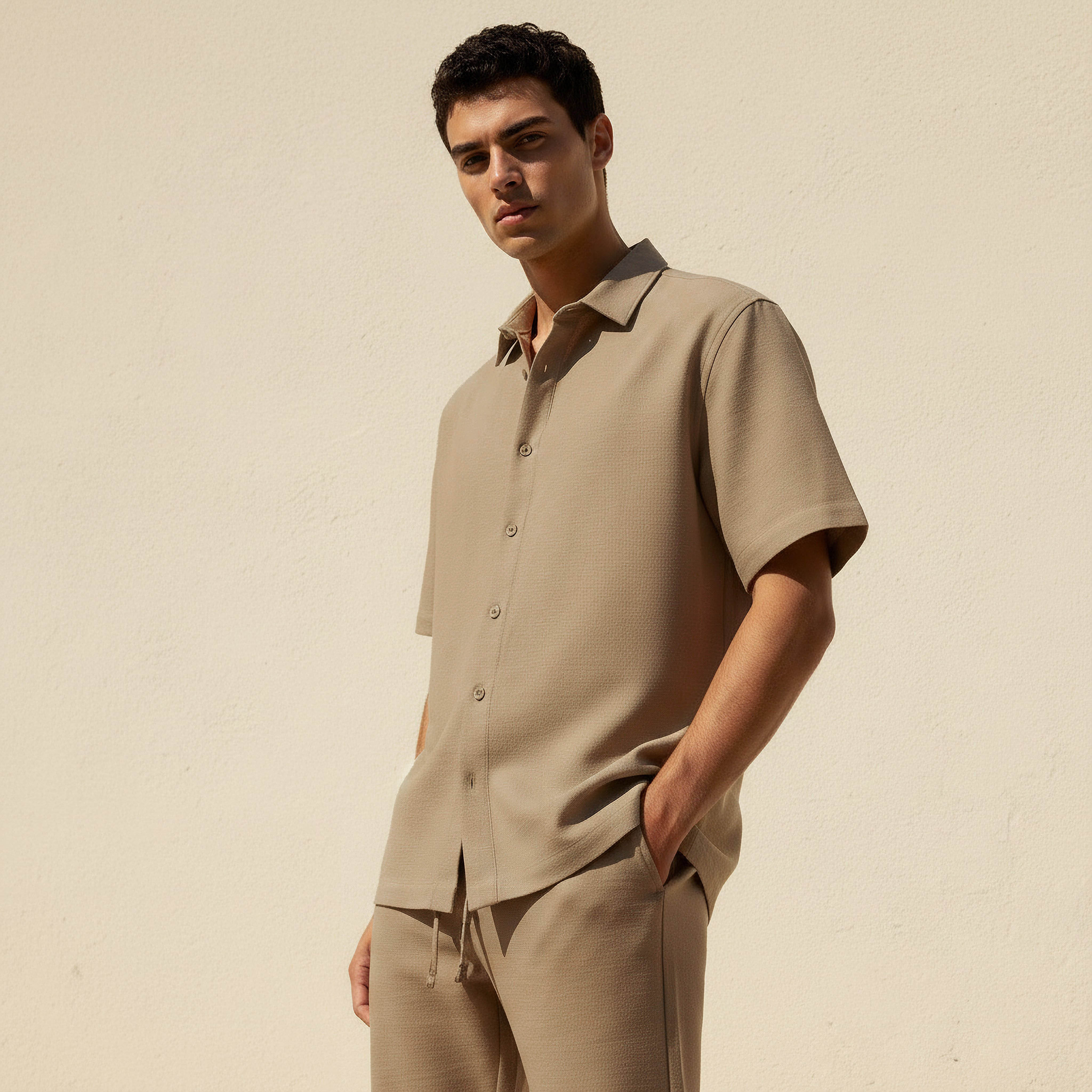 قميص بقصّة عادية وياقة عادية وأكمام قصيرة للرجال-men-clothing-shirts-image-4