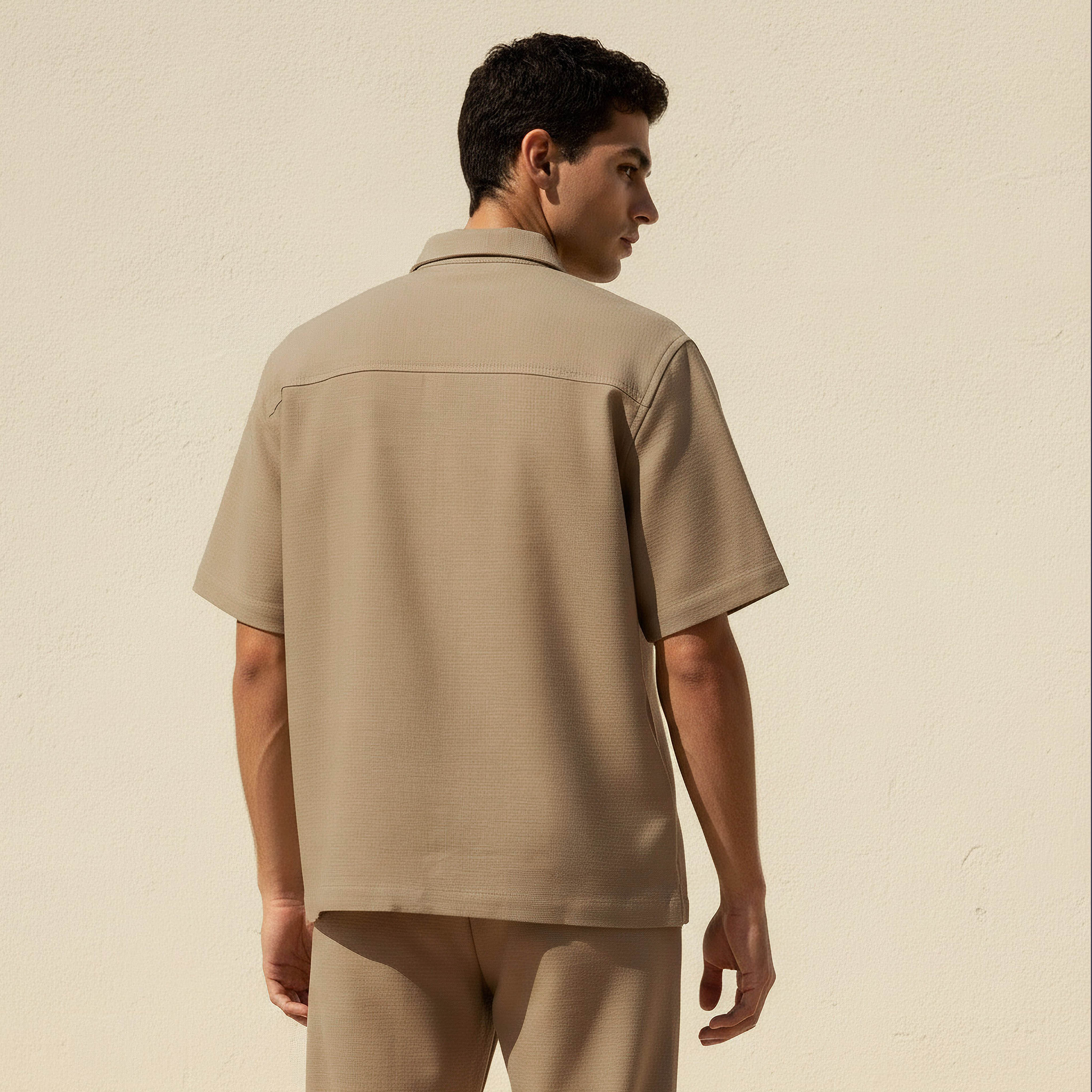 قميص بقصّة عادية وياقة عادية وأكمام قصيرة للرجال-men-clothing-shirts-image-1